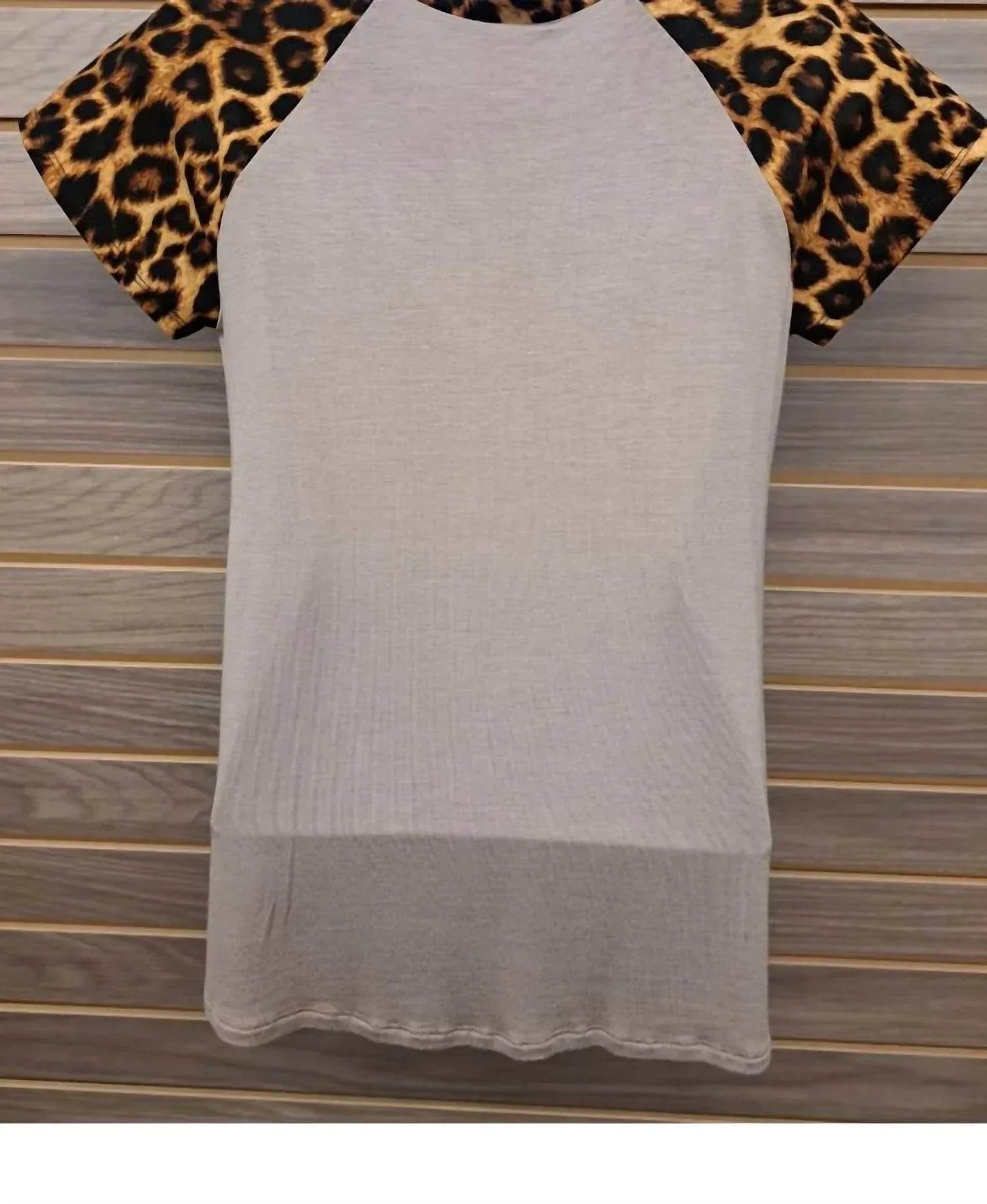Damen-T-Shirt mit Leopardenärmeln und einfarbigem Oberteil