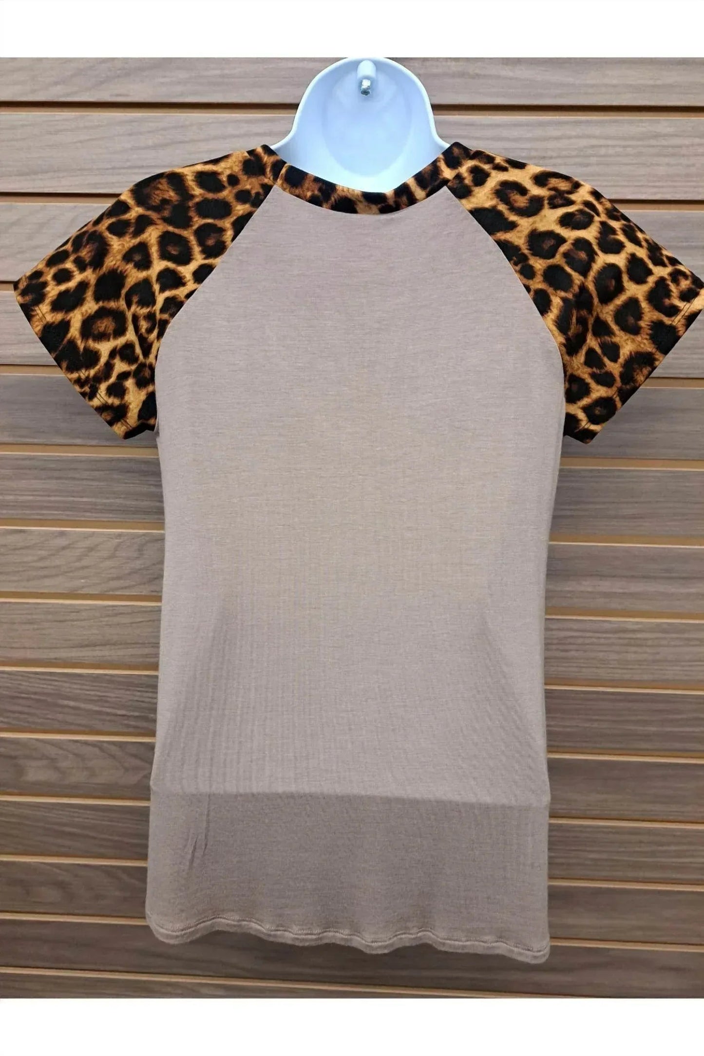 Damen-T-Shirt mit Leopardenärmeln und einfarbigem Oberteil