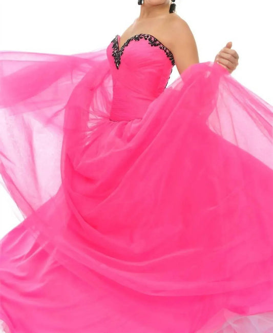 Trägerloses Korsett mit Schnürung am Rücken als Ballkleid
