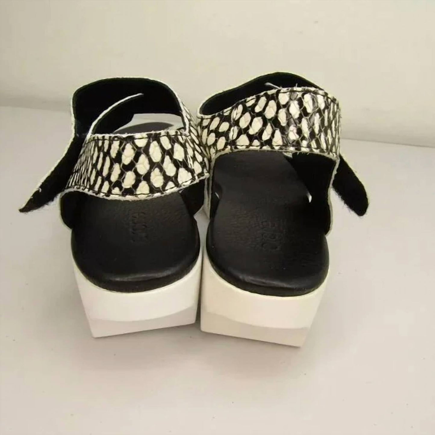 Damen-Keilabsatz-Sandalen mit Knöchelriemen von Soqeto
