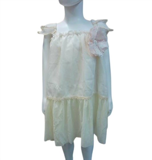 Mädchen spielen Schrank-Kleid
