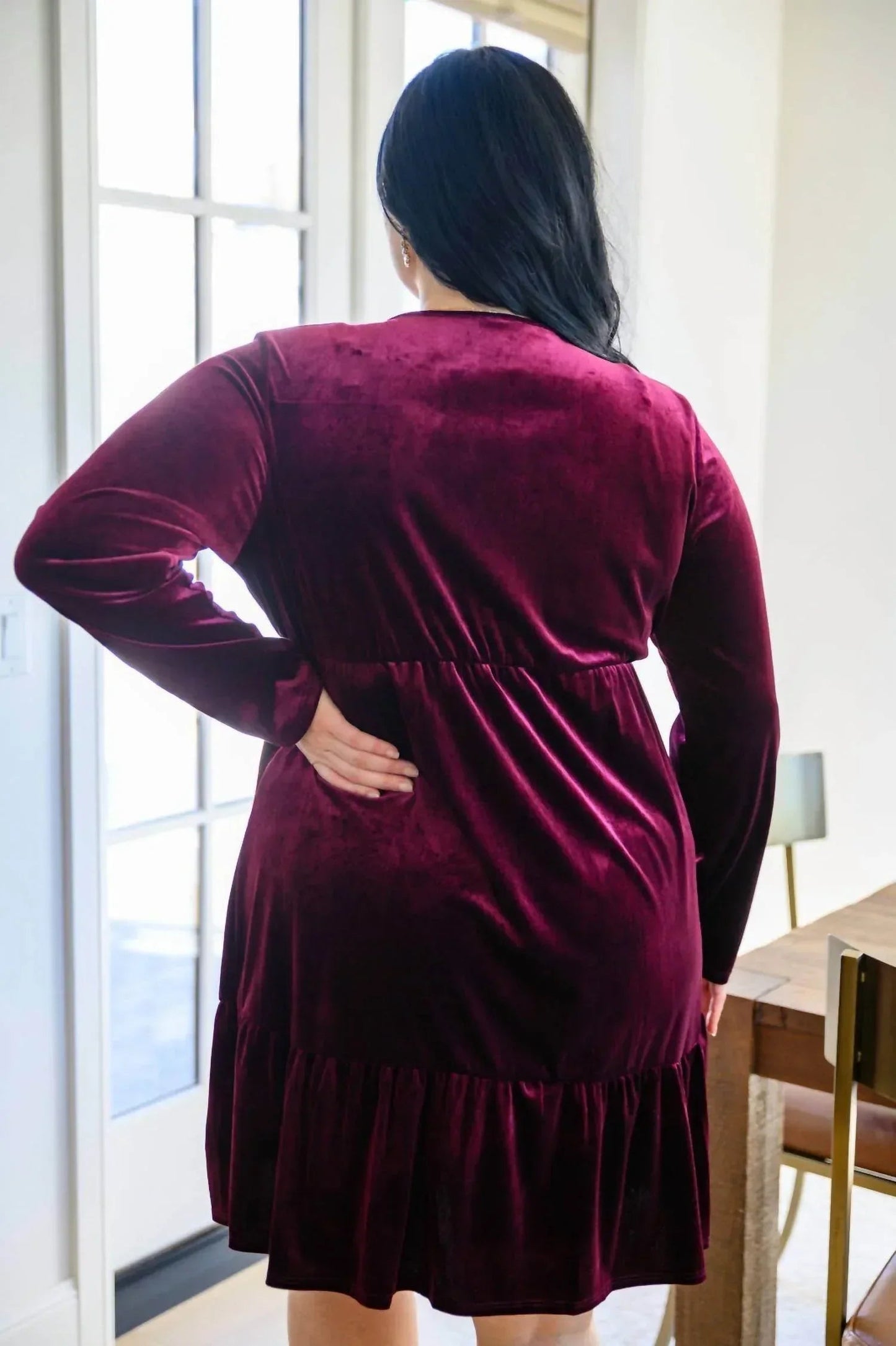 Jentsyn Samtkleid mit V-Ausschnitt