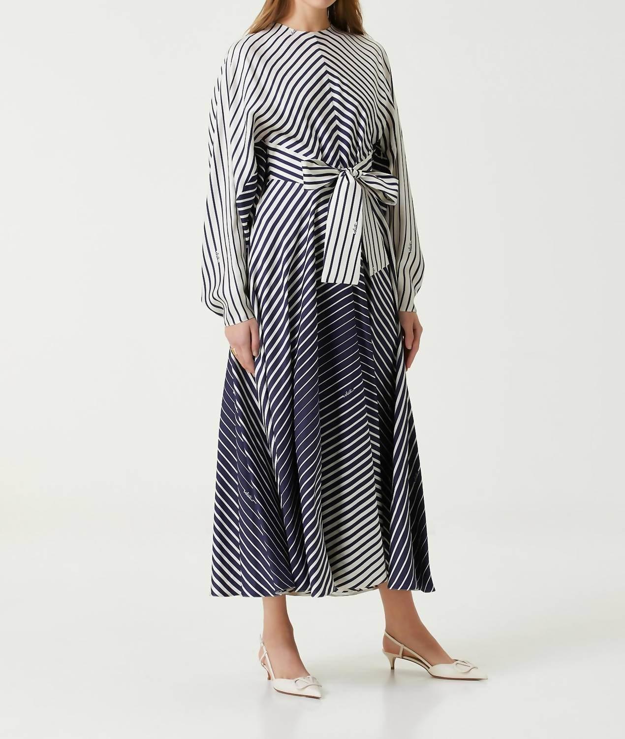 Gestreiftes Maxi-Seidenkleid