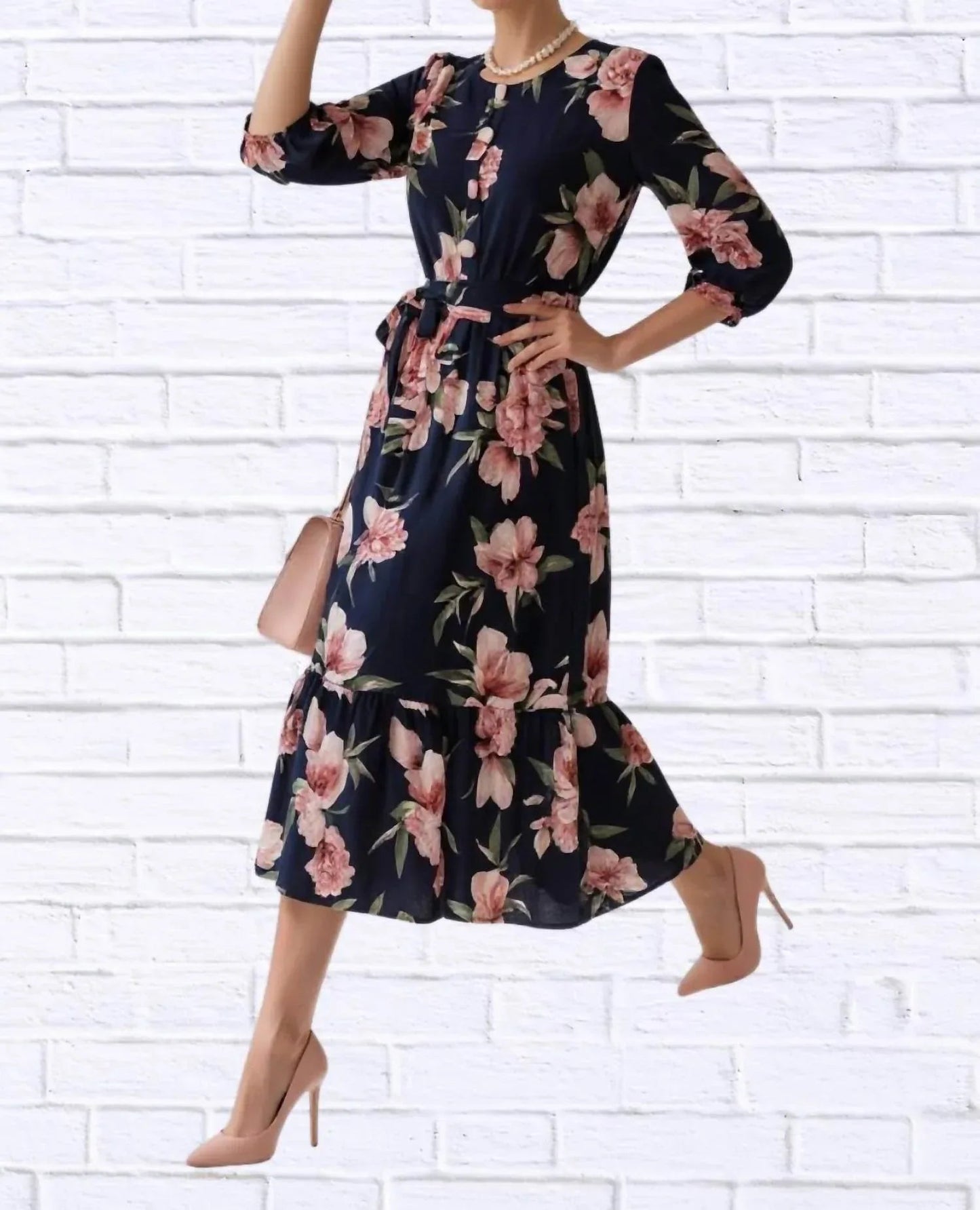 Geblümtes Midikleid mit Gürtel und seitlichen Taschen