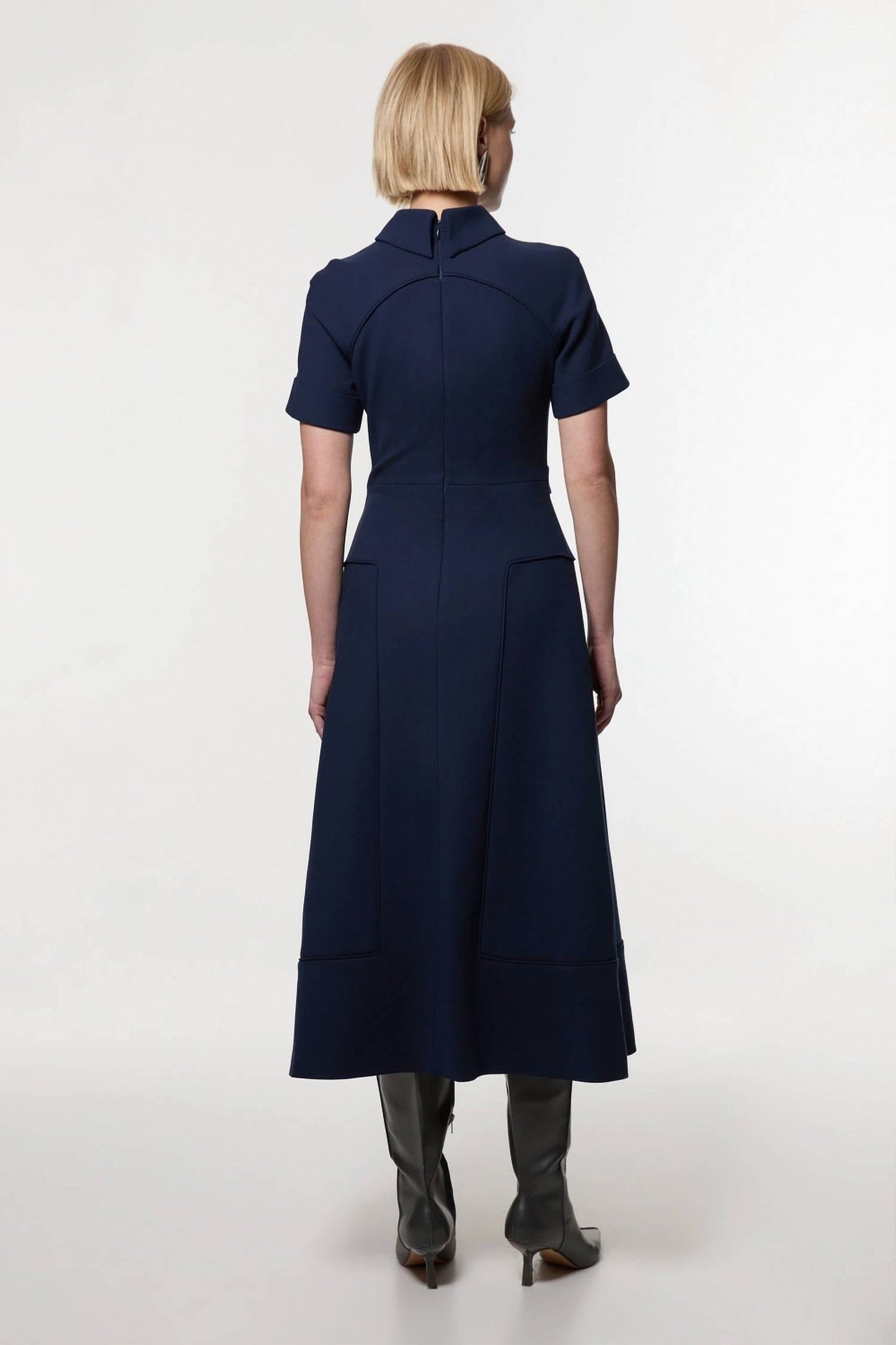 Kompaktes Stretch-Midi-Kleid mit ausgestelltem Rock und abgesetzten Laschen