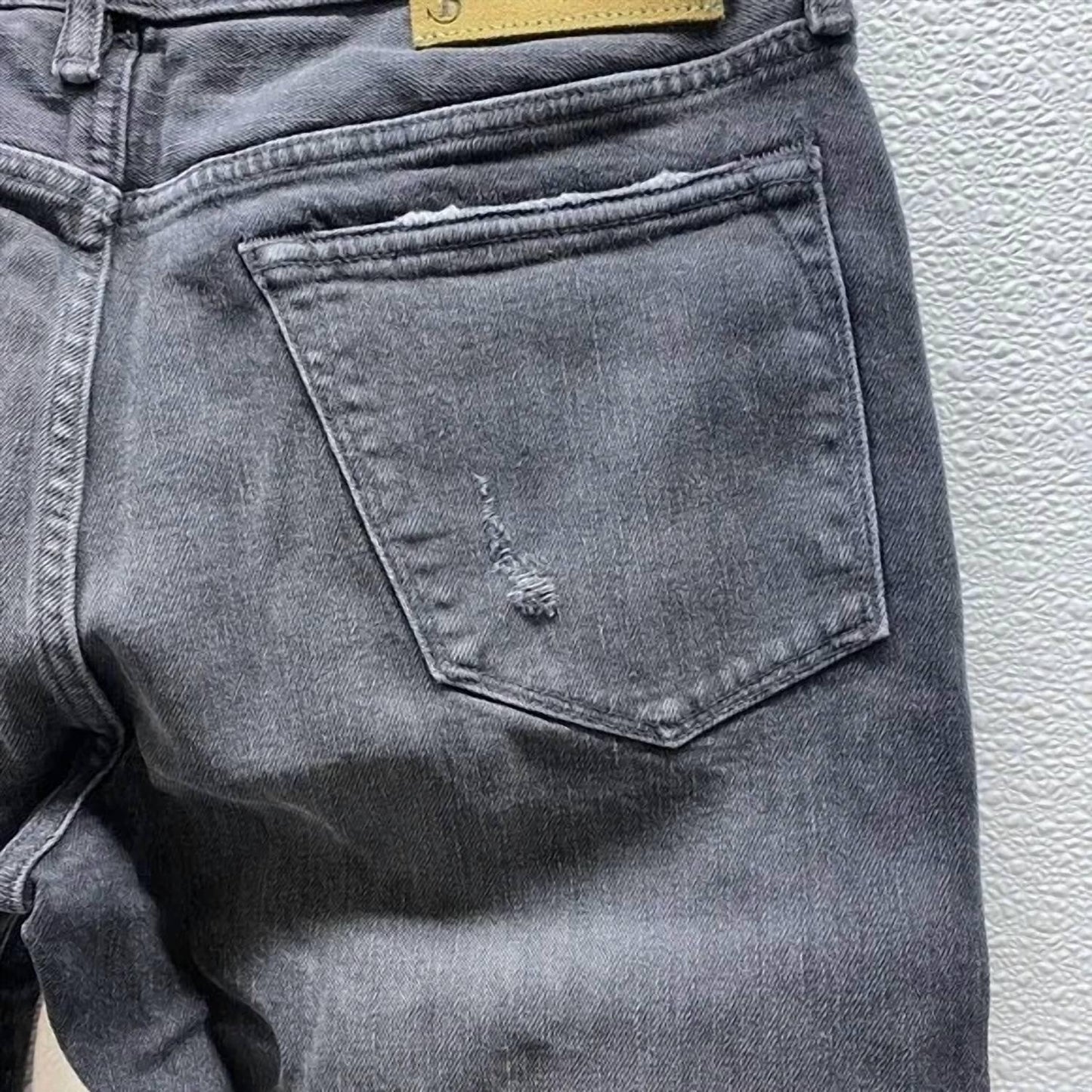Herren Slim Fit Distressed Five-Pocket Jeans