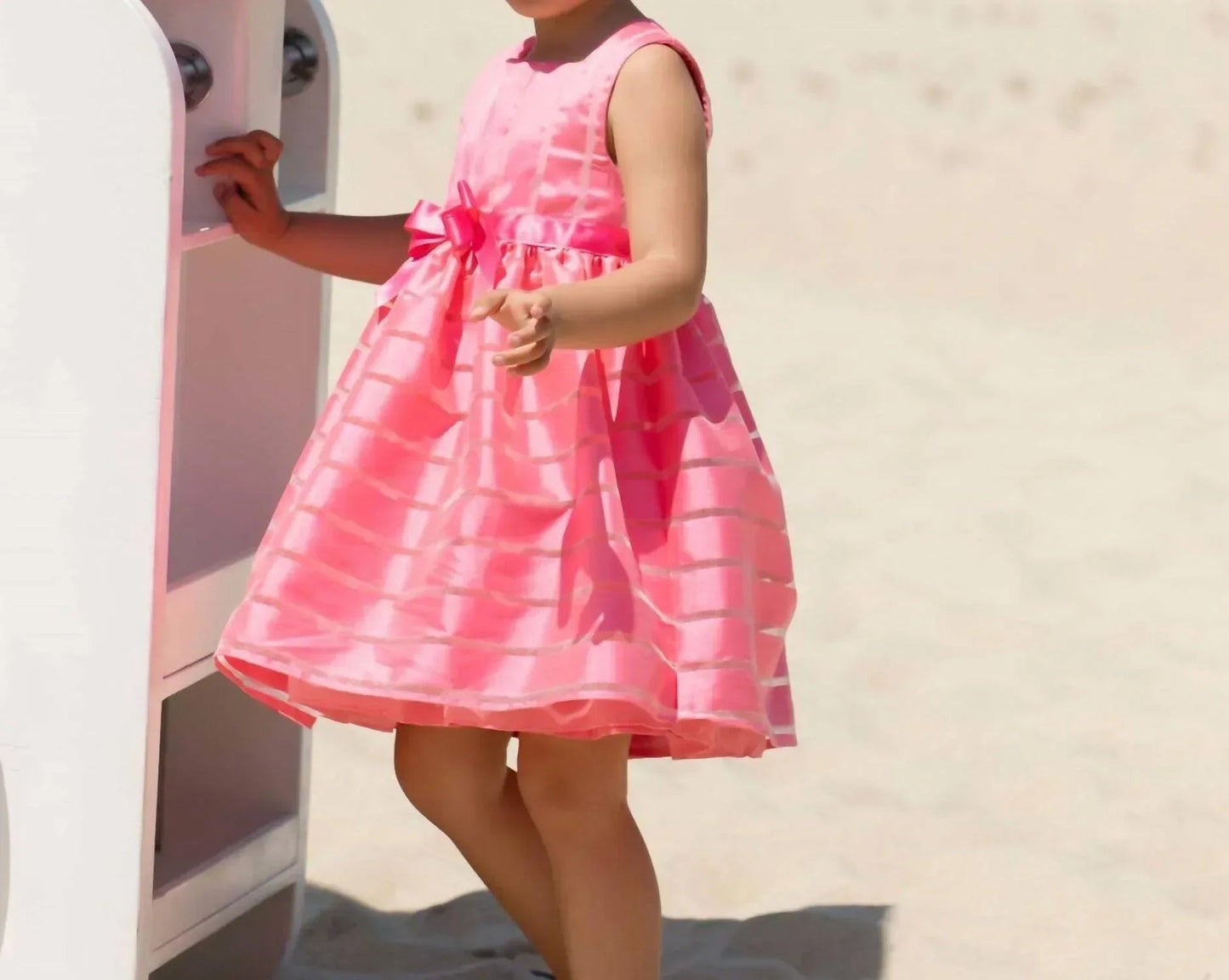 Kleid aus Satin und Organza