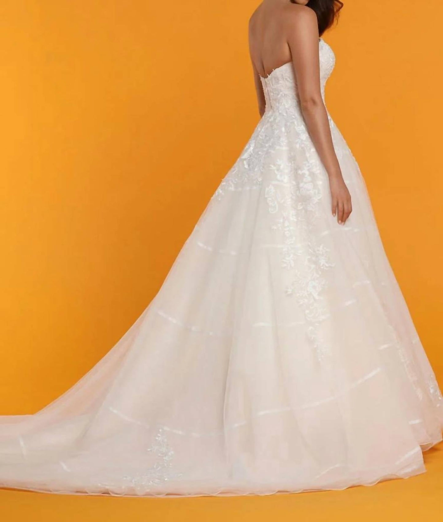 Trägerloses Brautkleid aus Tüll und Organza