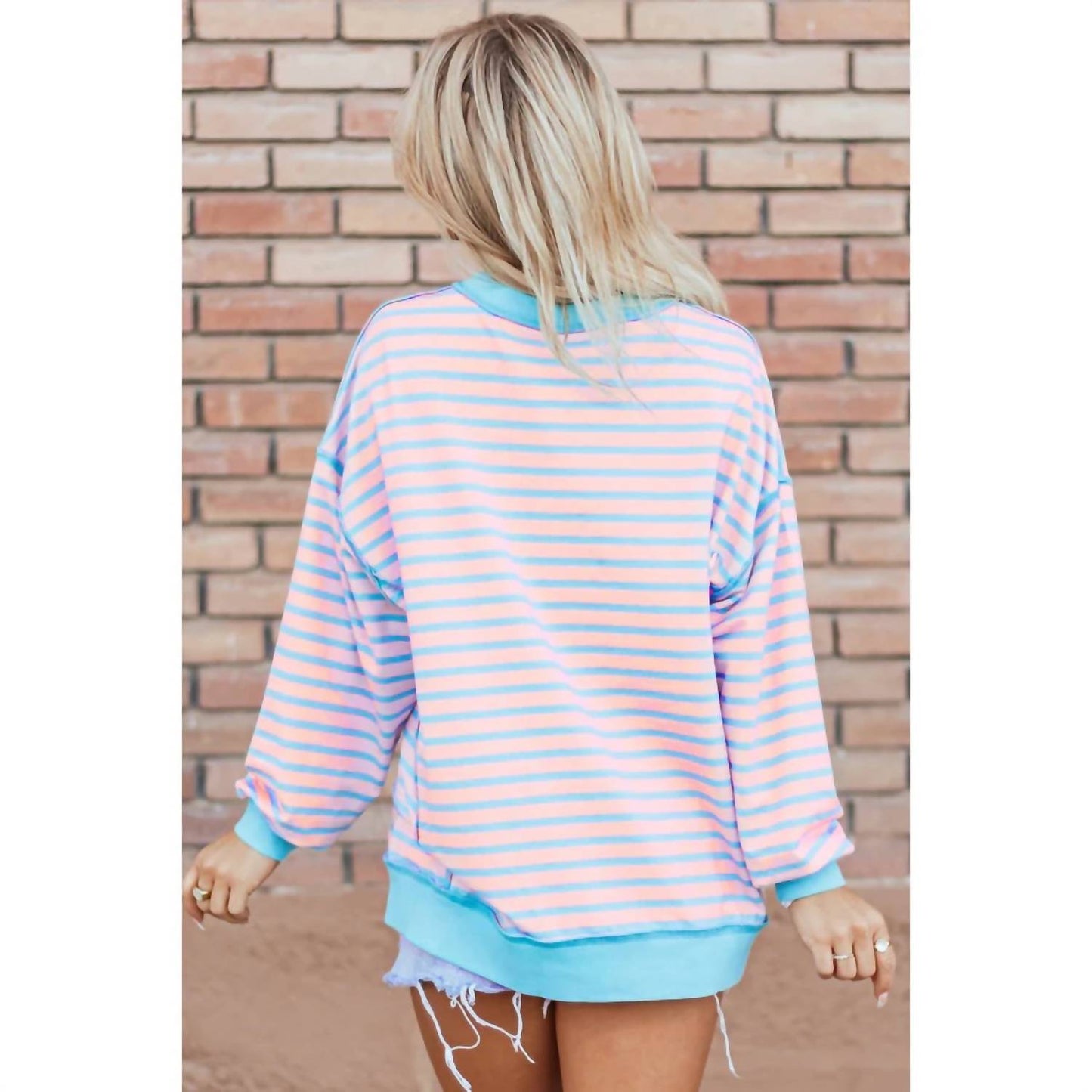 Gestreifter Pullover mit Kontrastbesatz und hohem/tiefem Saum