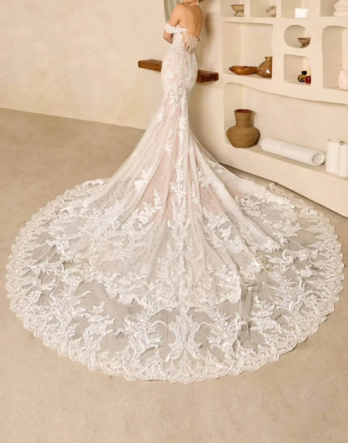 Madeline ausgestelltes Spitzenkleid