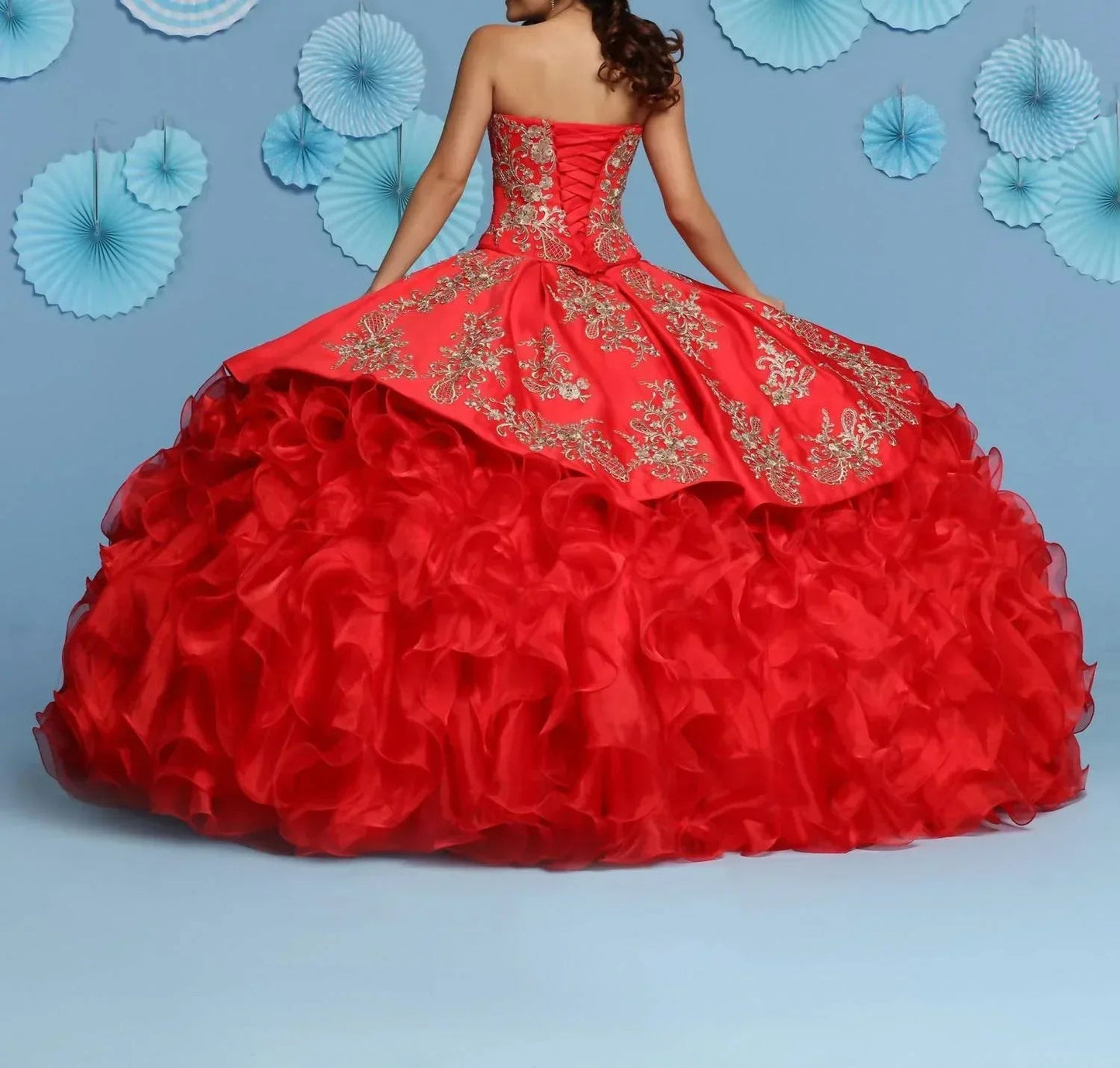 Ballkleid aus Satin und schimmernder Organza