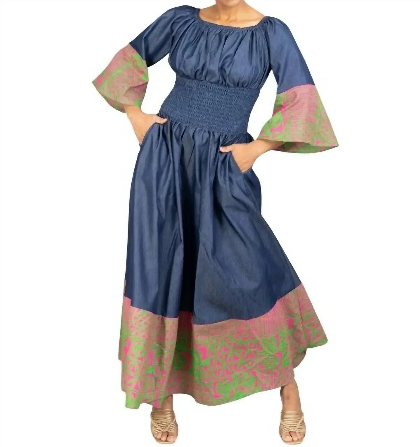 Schulterfreies Kleid mit gesmokter Taille