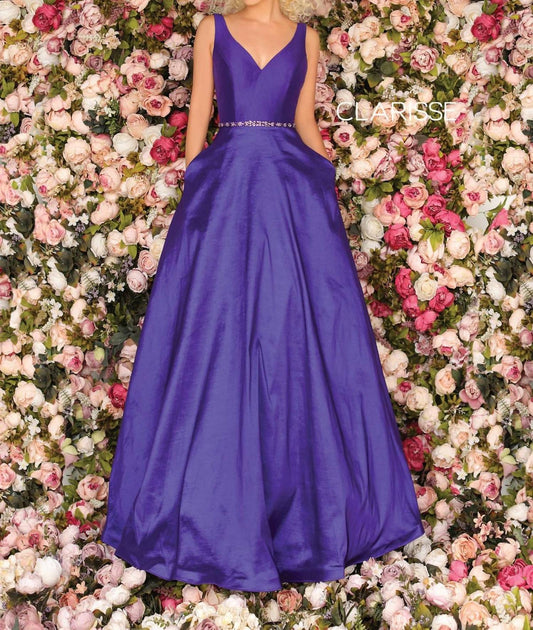 Figurbetontes Ballkleid mit V-Ausschnitt