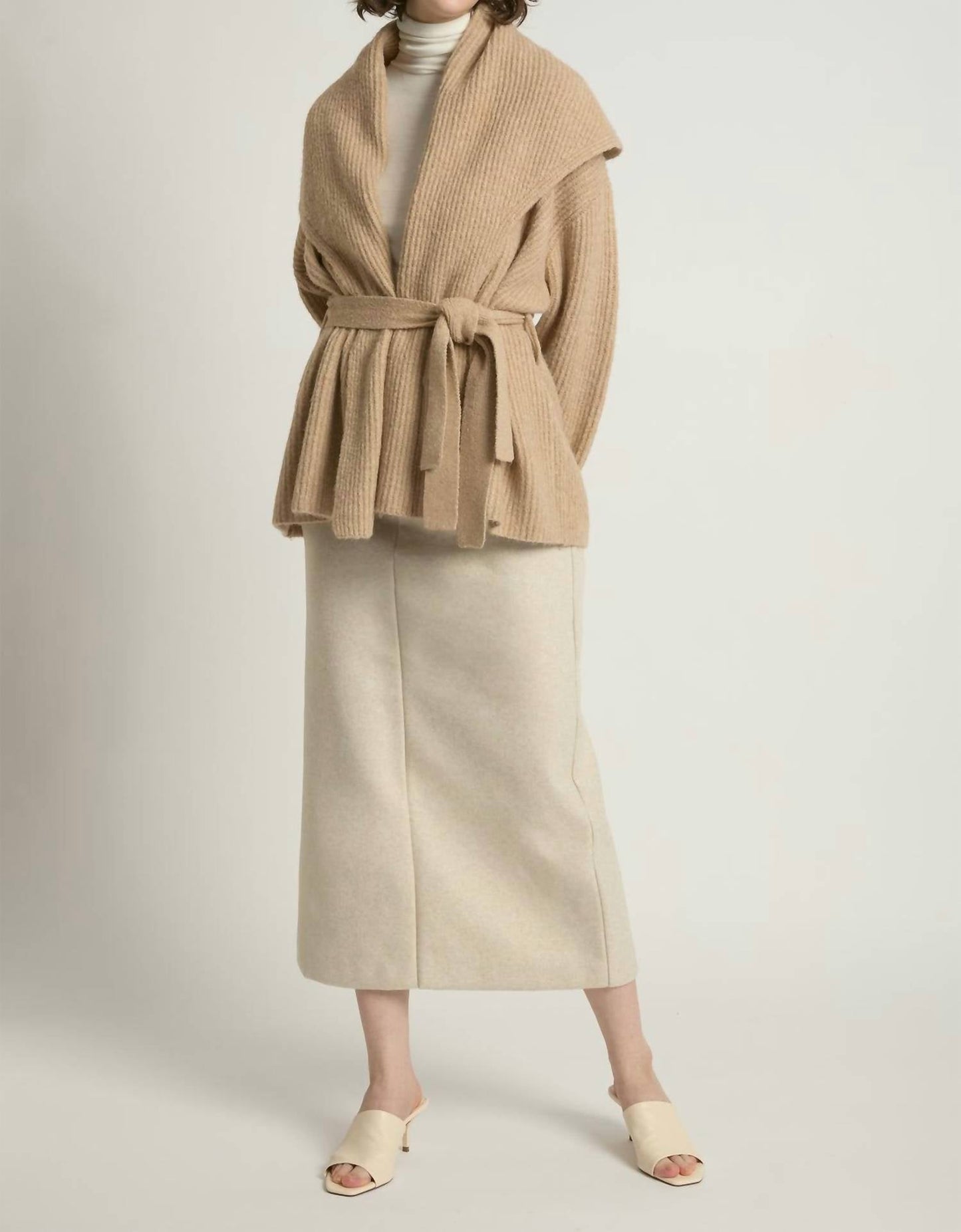 Schalkragen-Gürtelstrickjacke