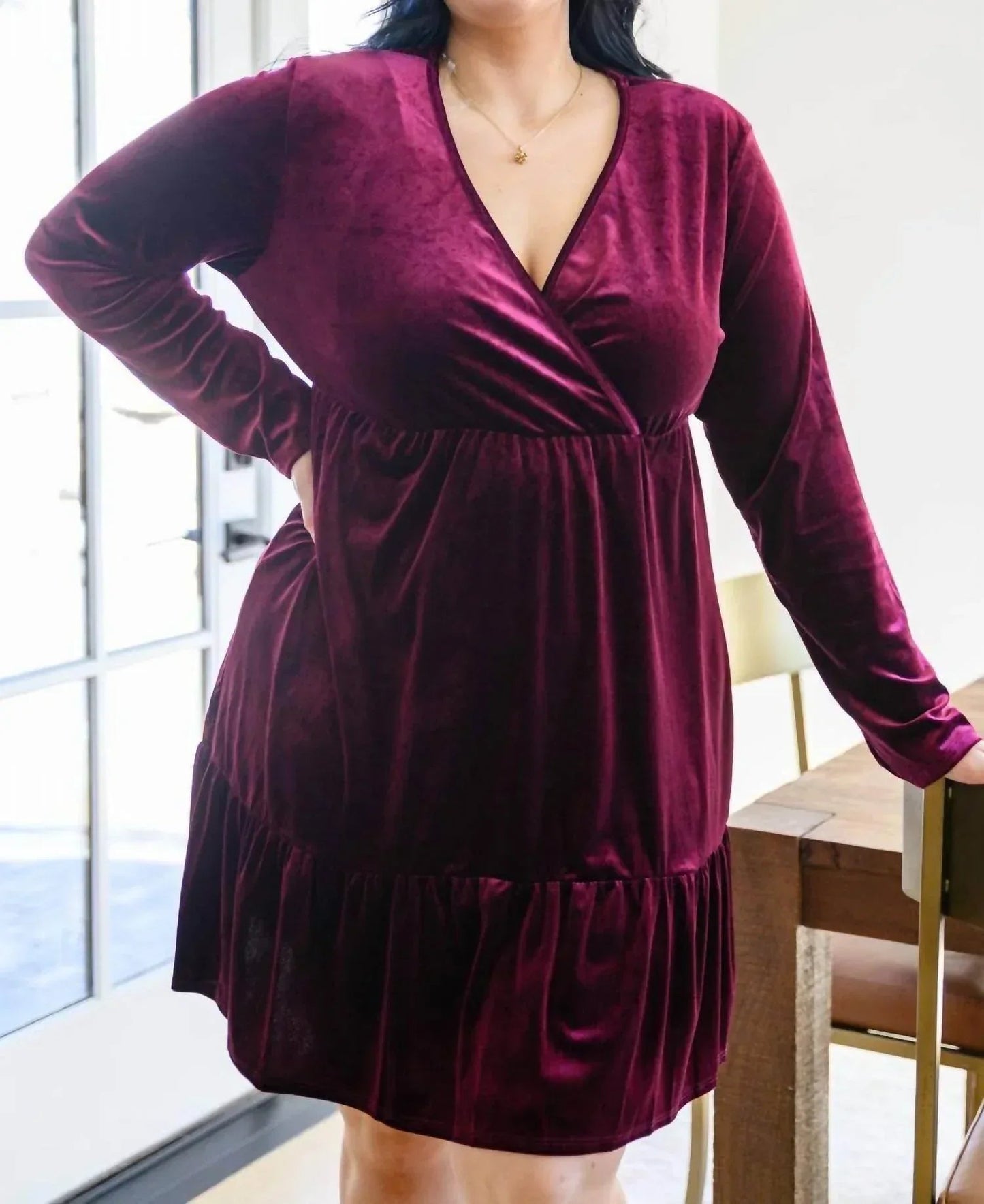 Jentsyn Samtkleid mit V-Ausschnitt