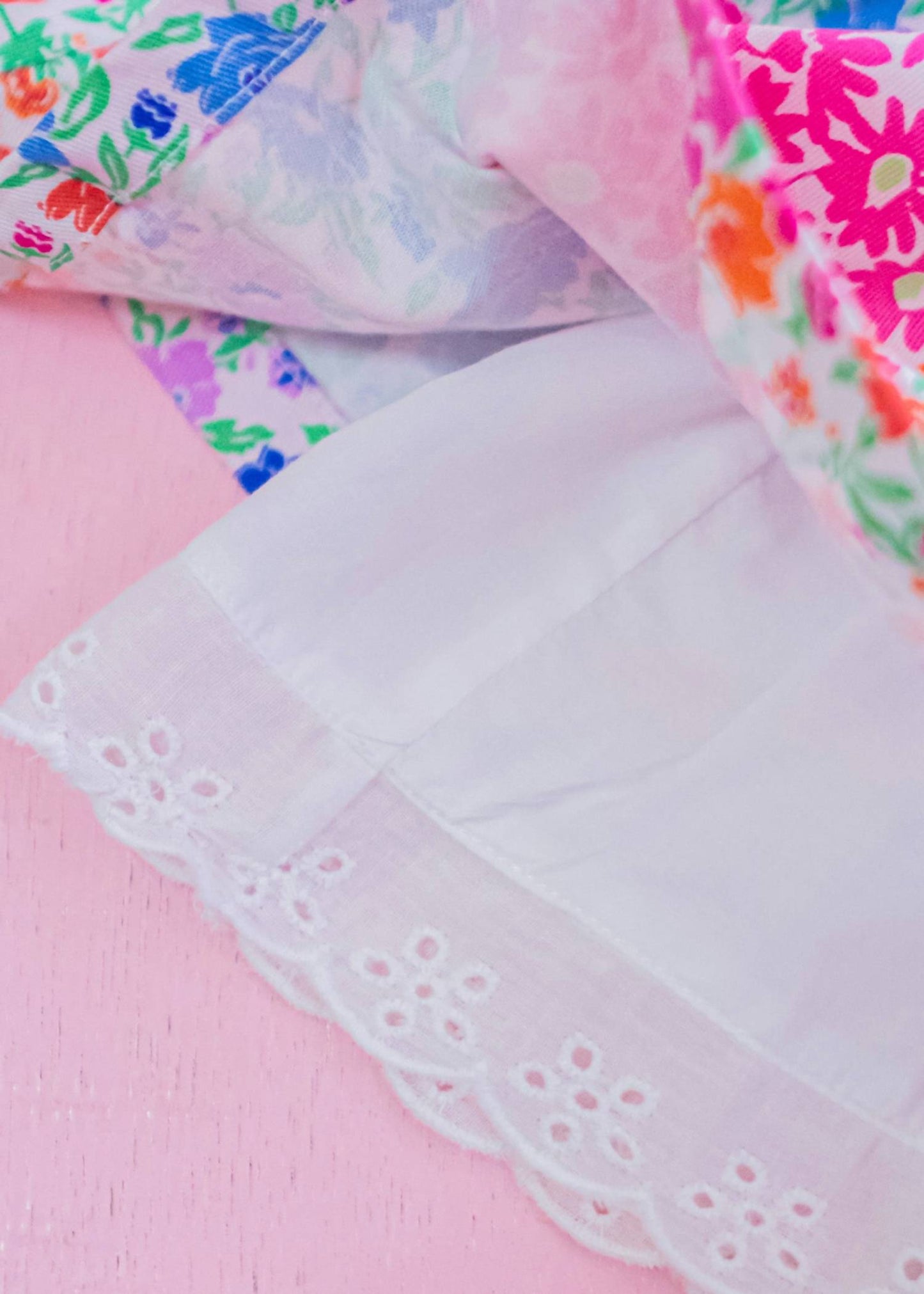 Geblümtes Garten-Patchwork besticktes Latzkleid für Mädchen