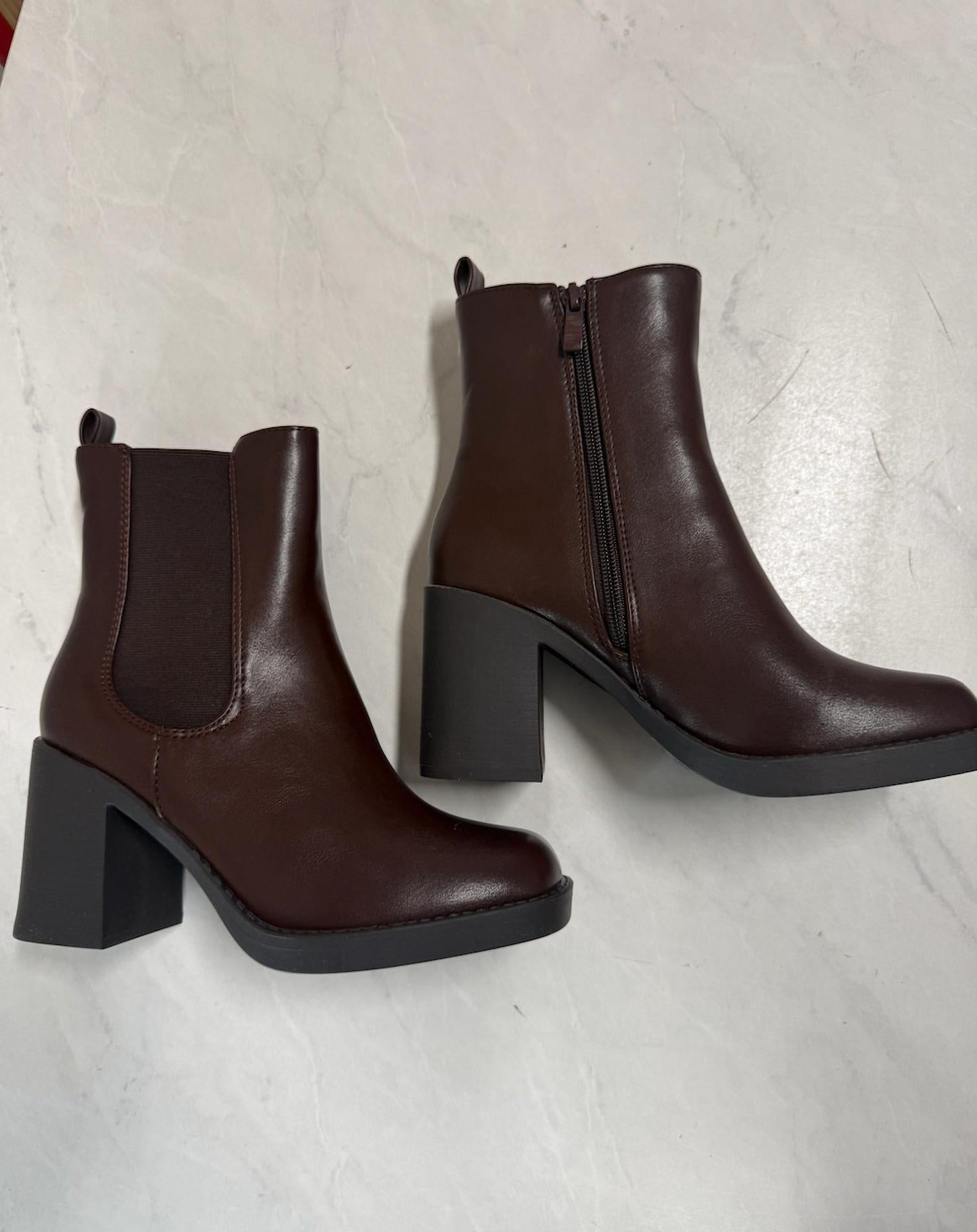 Damen-Stiefelette aus Leder mit runder Spitze