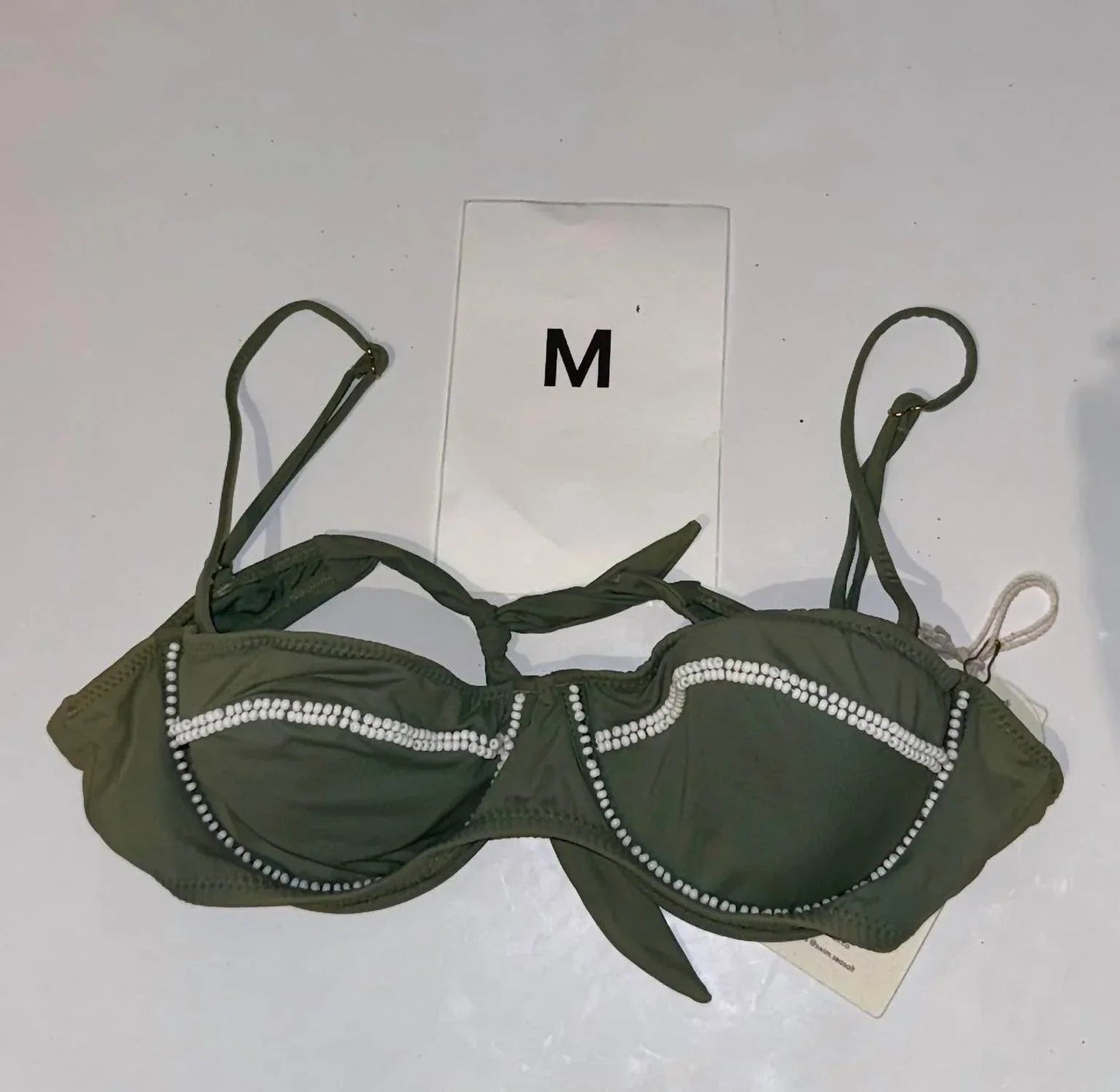Limefarbenes Bikinioberteil