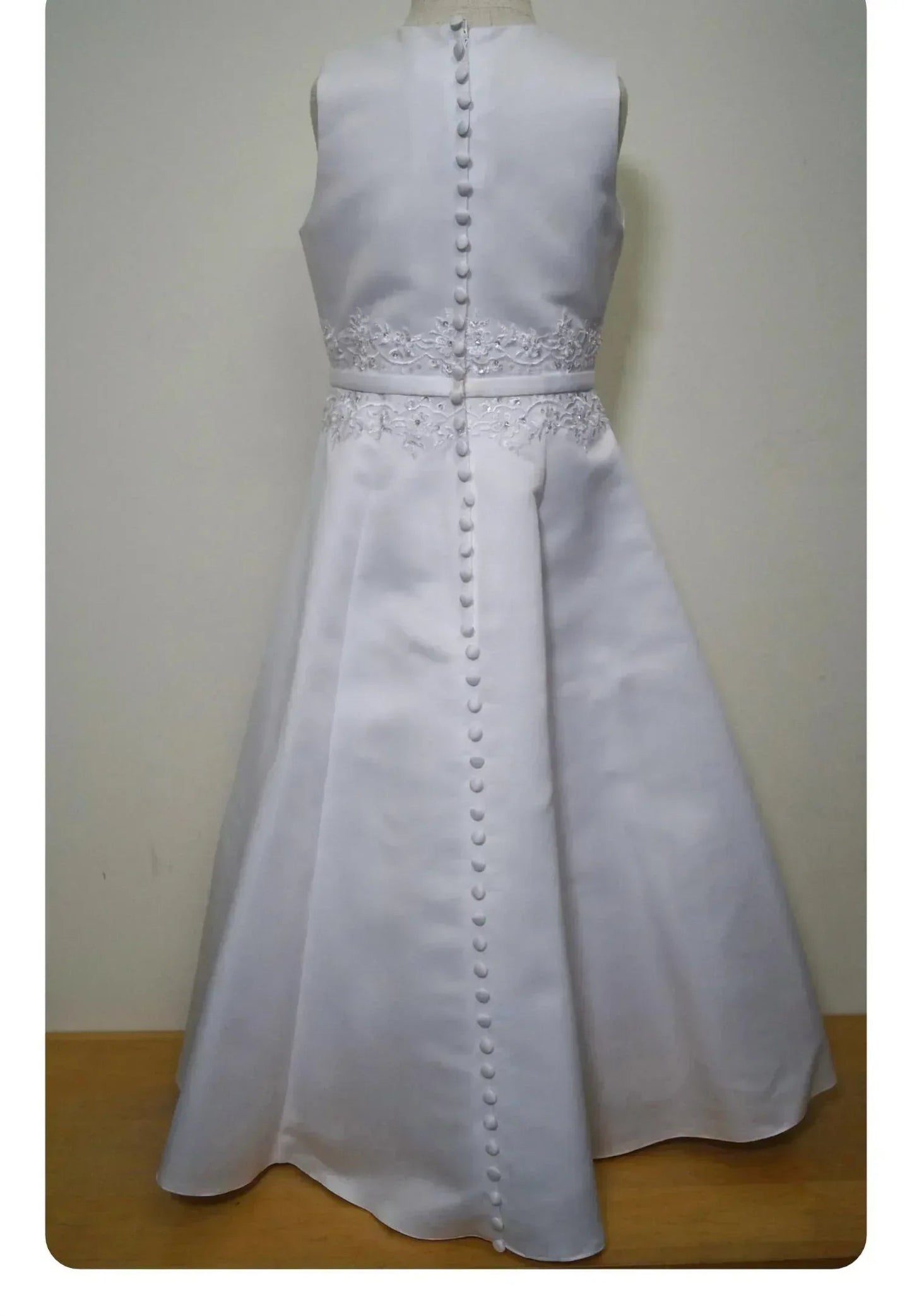 Detailliertes Kleid mit hohem Halsausschnitt