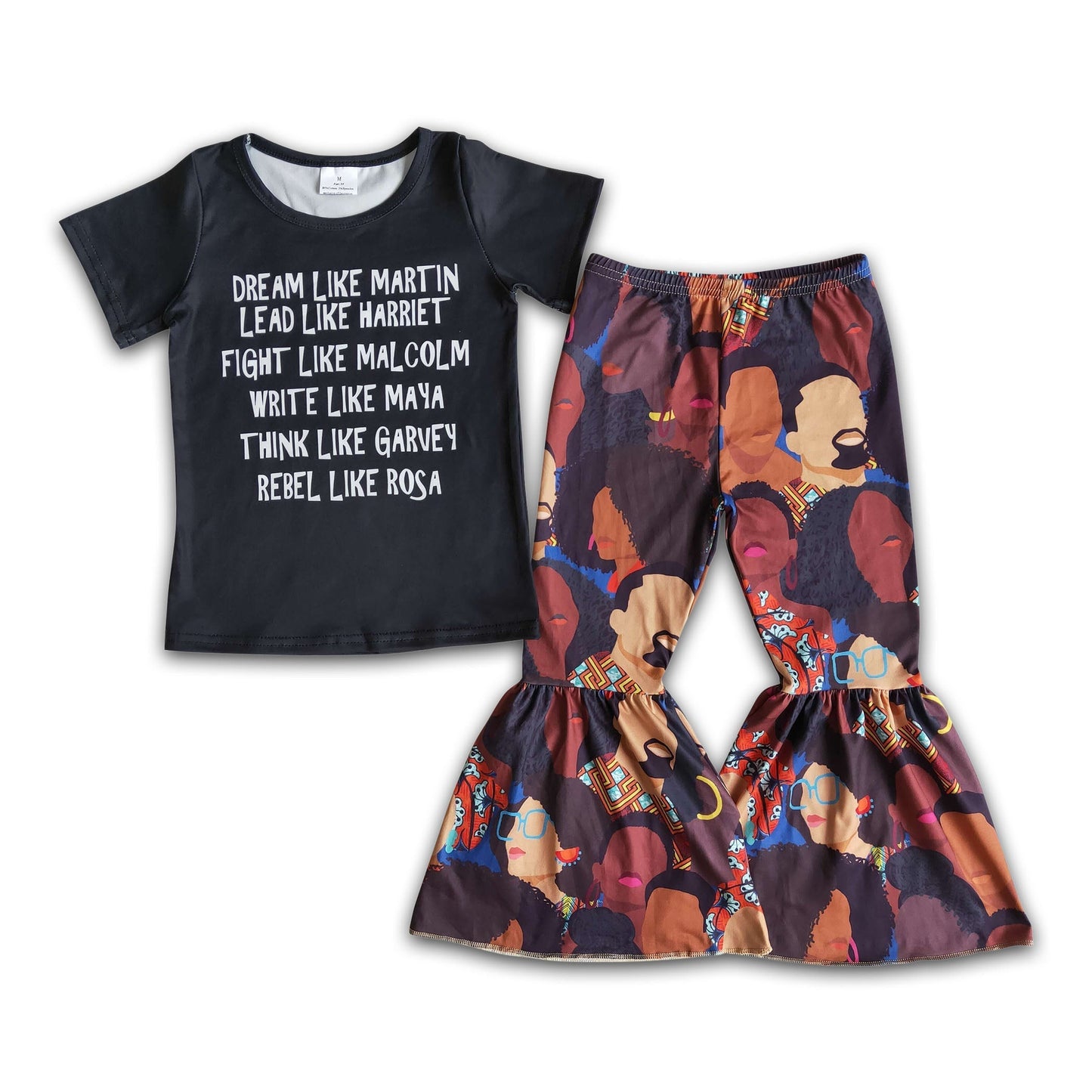 Oberteile mit schwarzer Geschichtsschrift, Schlaghosen, Mädchen-Outfits