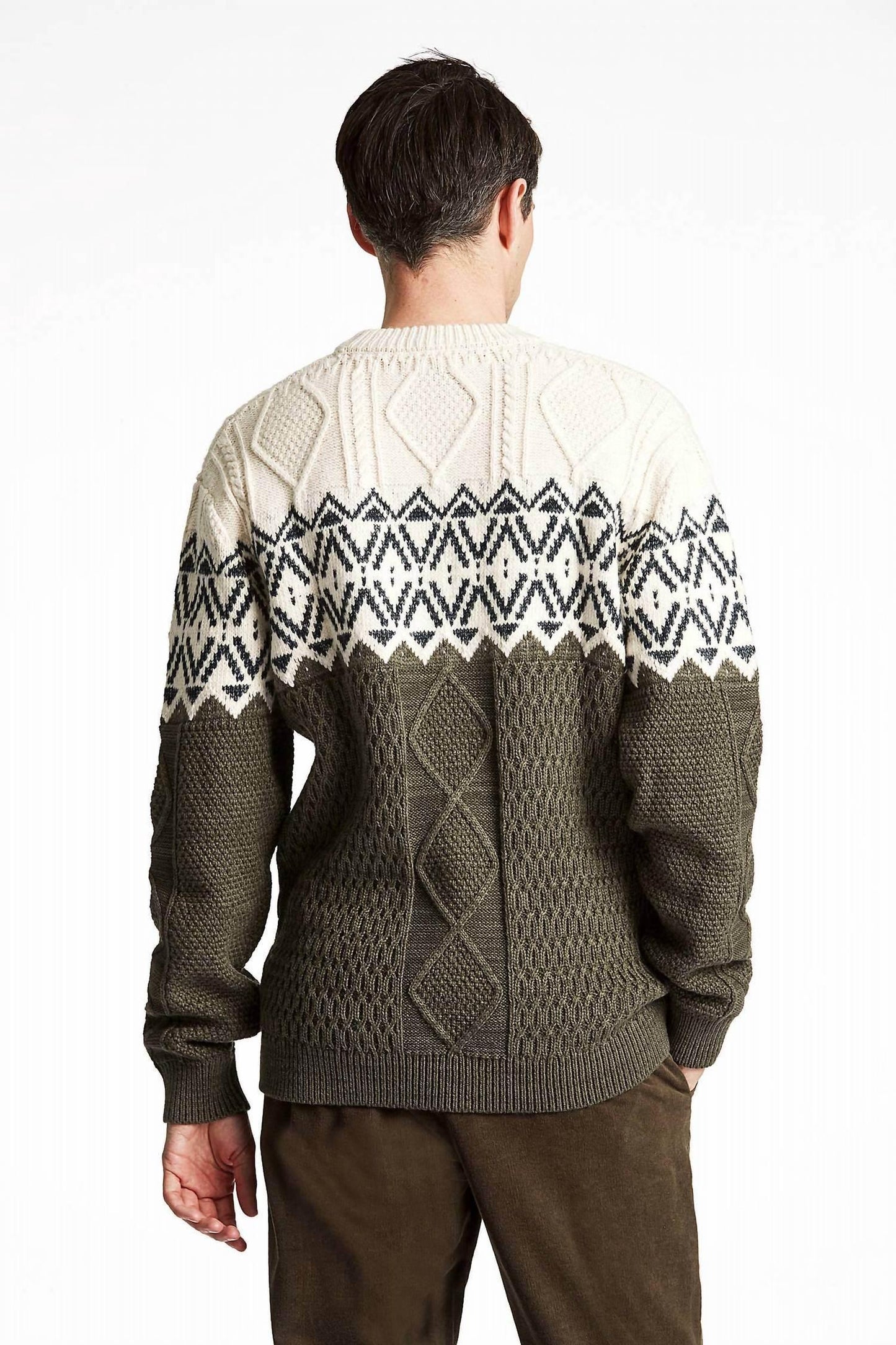 Zweifarbiger Zopfstrickpullover mit Eiergarn
