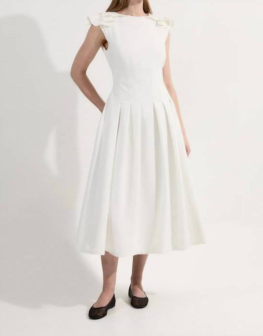 Strukturiertes Crêpe-Midi-Kleid mit Rüschen an den Schultern und figurbetontem Schnitt