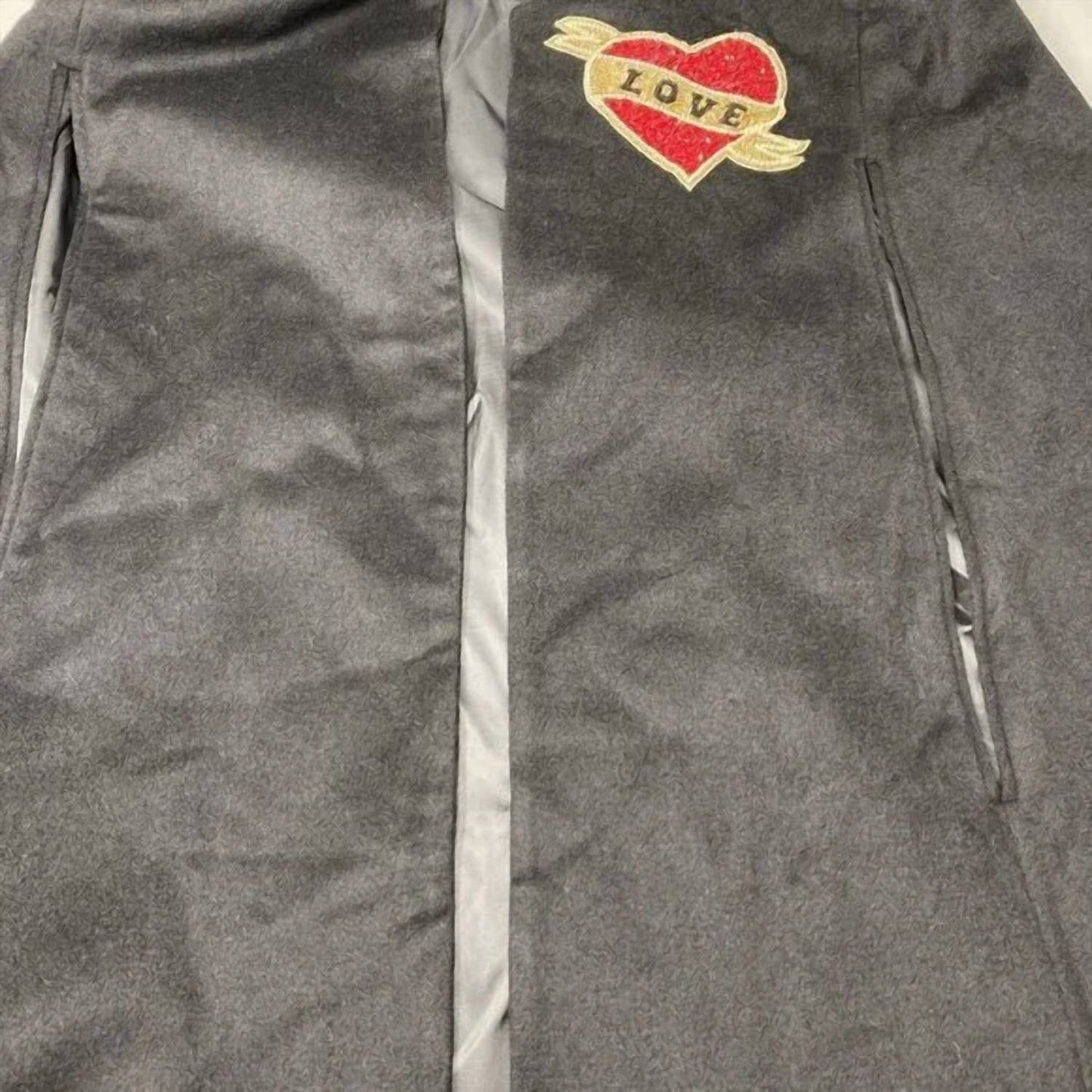 Damen-Couture-Umhang mit herzförmigen Verzierungen