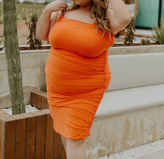 Too Hot To Handle gerafftes Midikleid – Große Größen