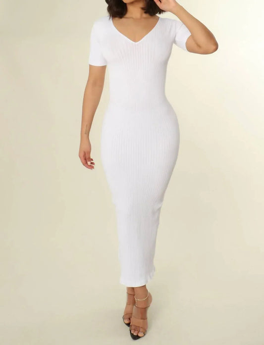 Geripptes figurbetontes Kleid mit V-Ausschnitt