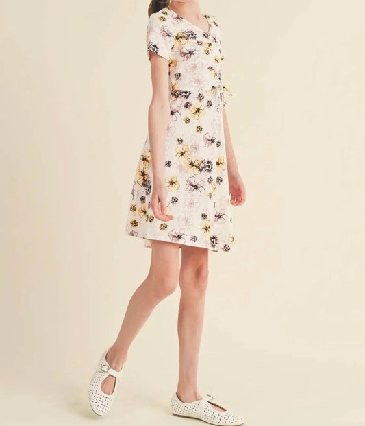 Mädchenkleid mit geraffter Vorderseite und Blumenmuster