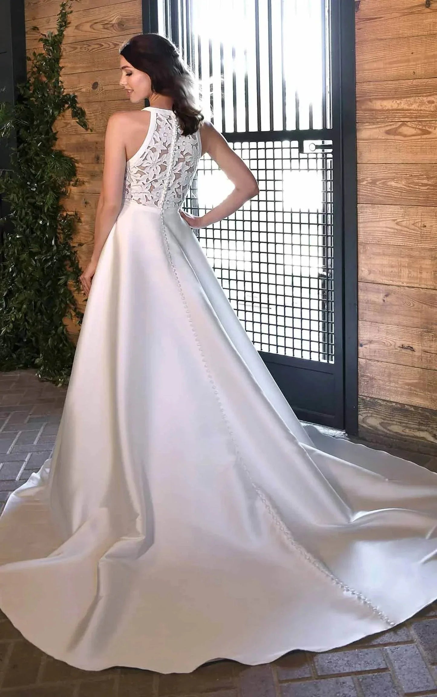 Klassisches Ballkleid mit V-Ausschnitt