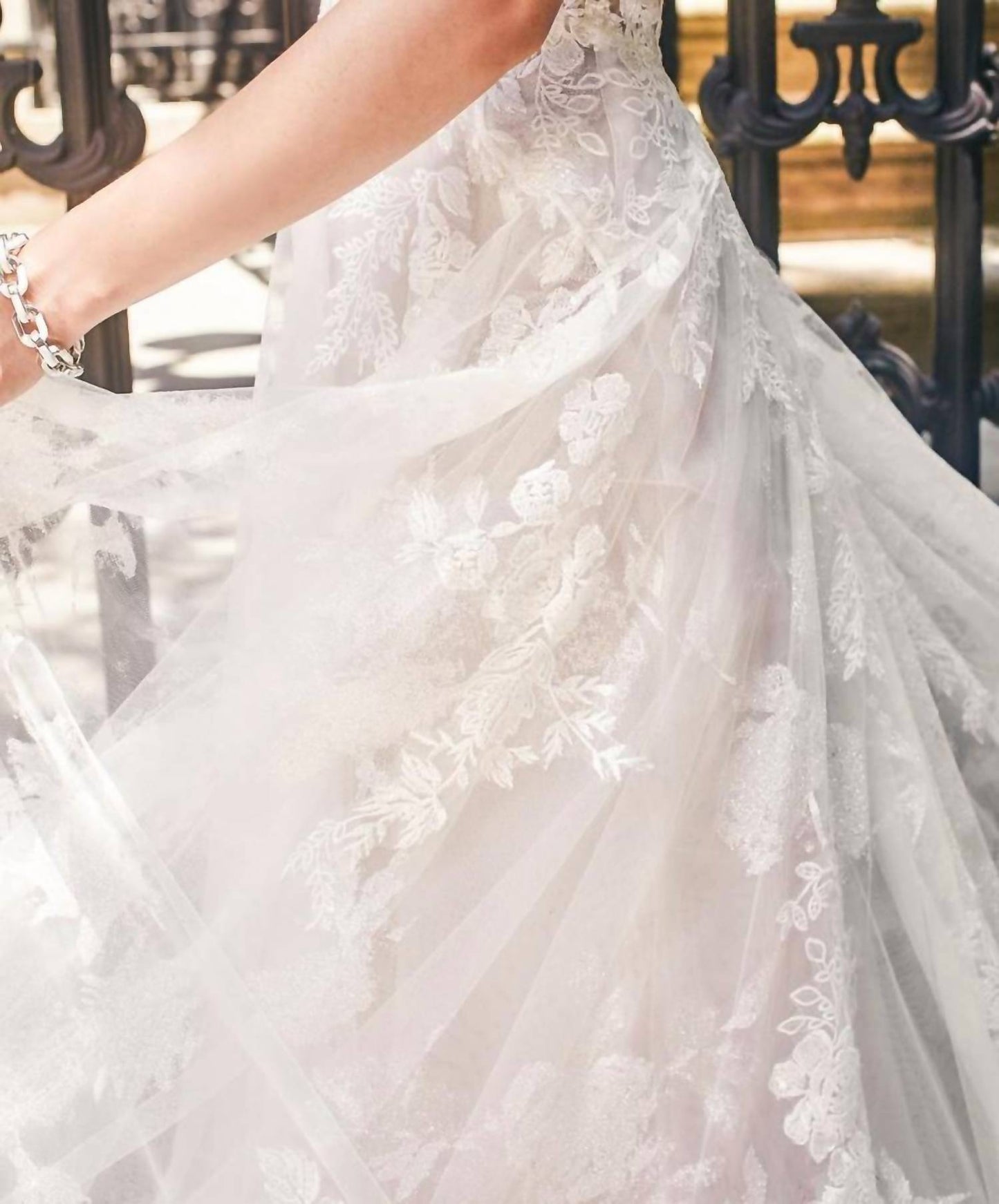 Hochzeitskleid mit tiefem V-Ausschnitt und A-Linie