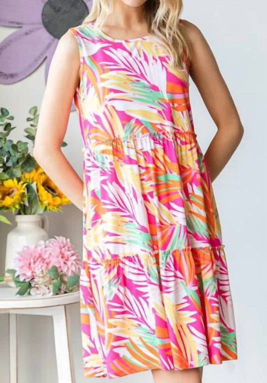 Gestuftes ärmelloses Kleid mit verschiedenen Prints