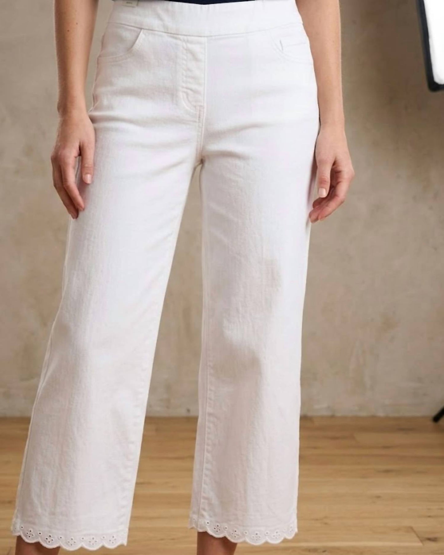 Schlupf-Caprihose mit gesticktem Muschelsaum