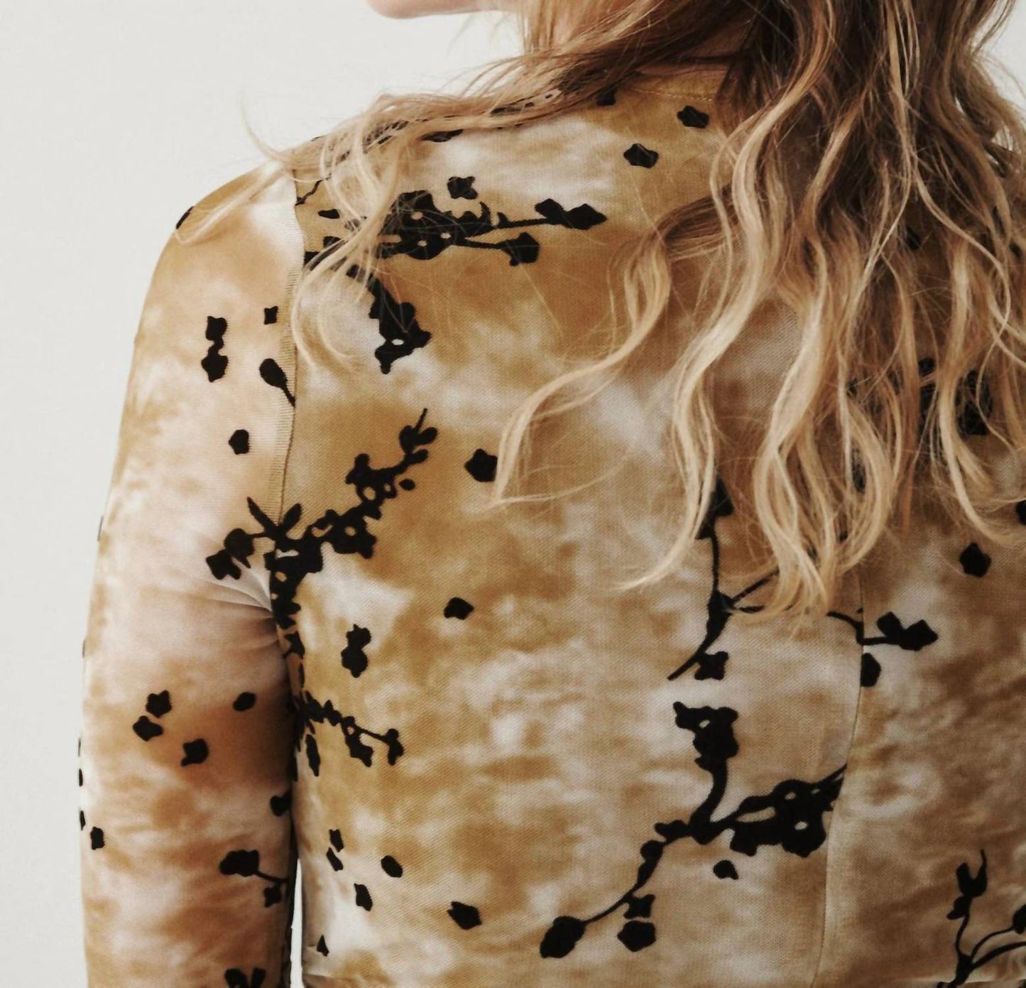 ASYMMETRISCHES NETZKLEID