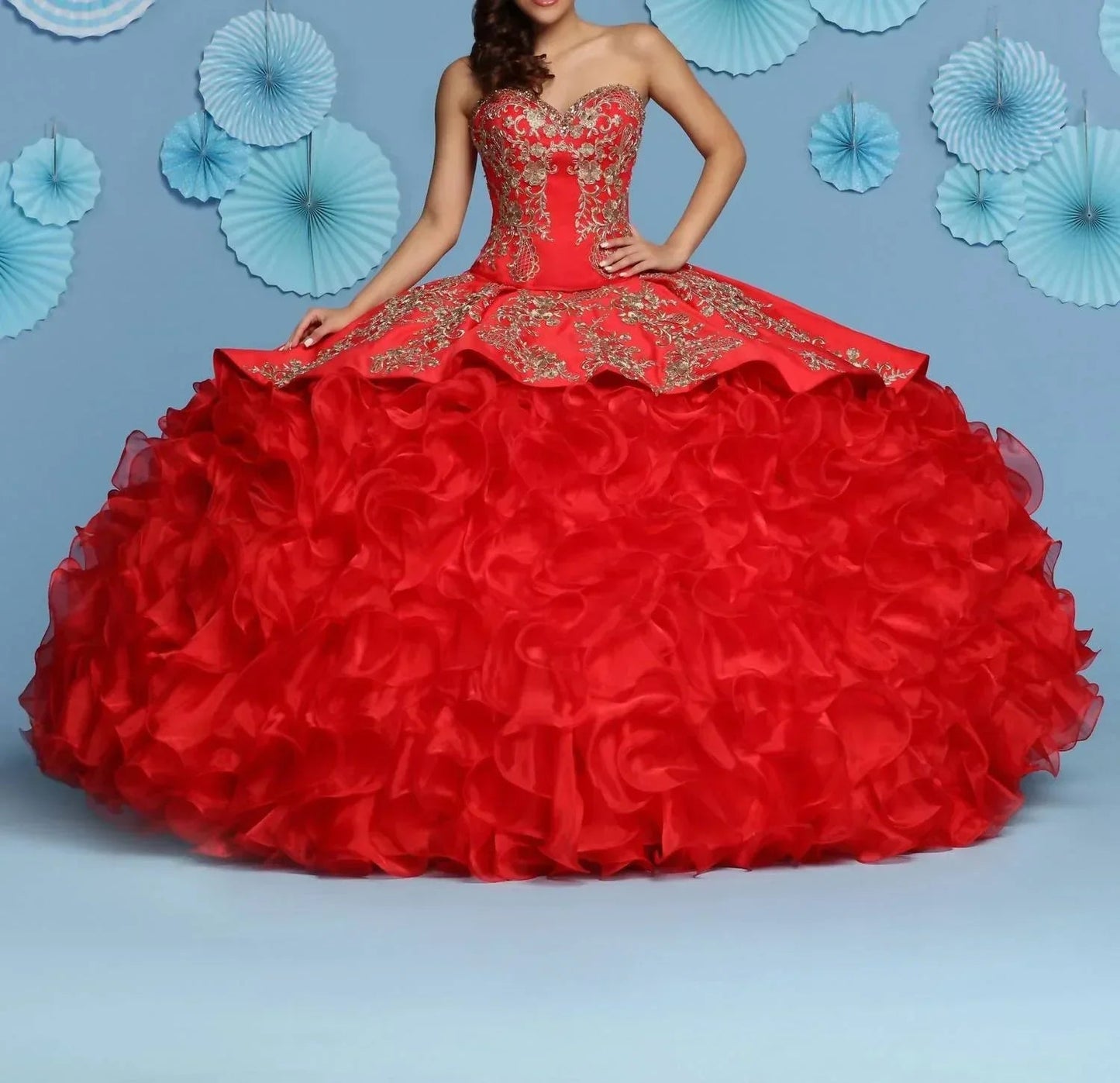 Ballkleid aus Satin und schimmernder Organza