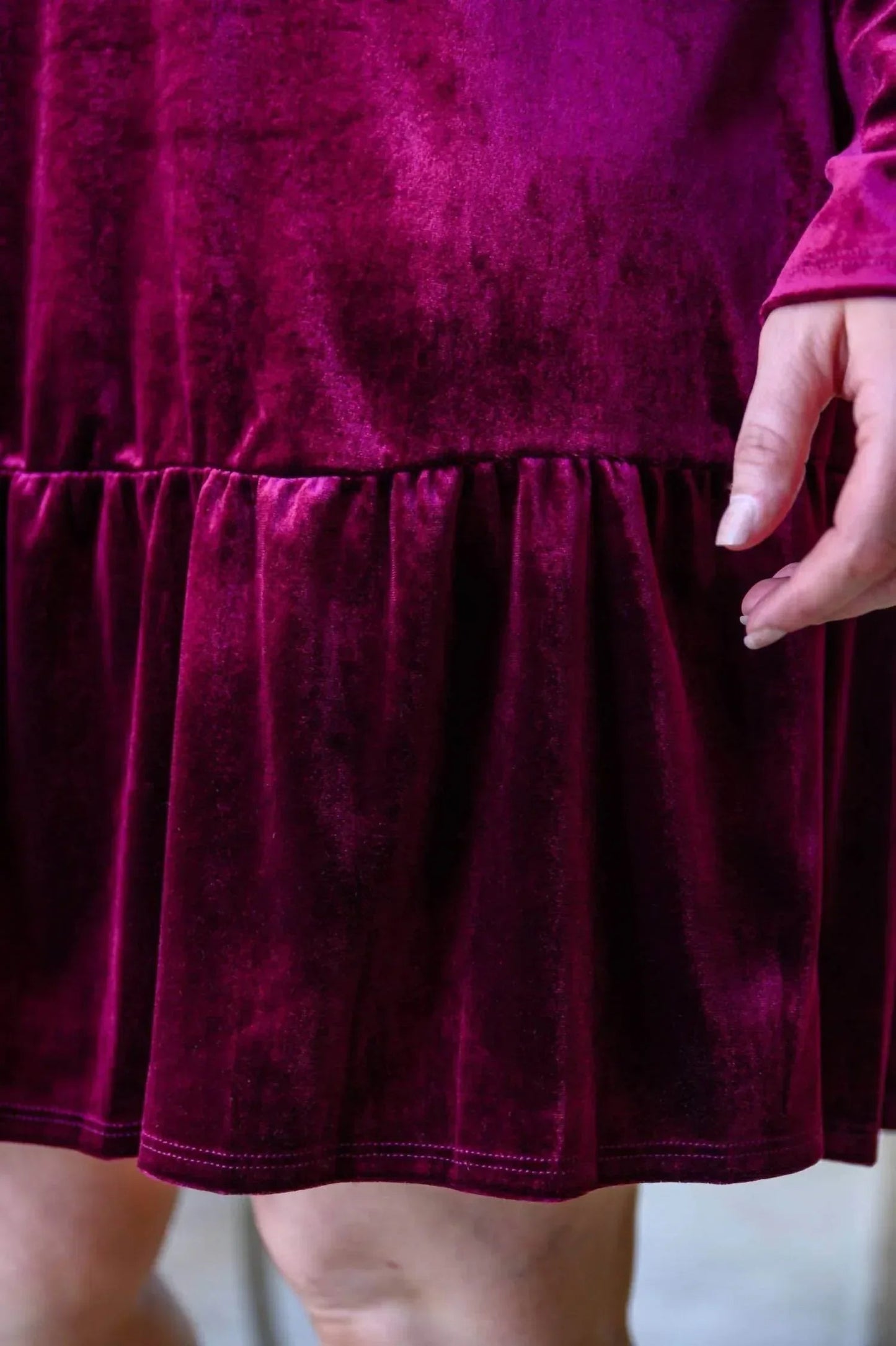 Jentsyn Samtkleid mit V-Ausschnitt