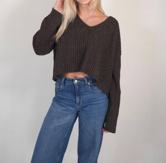 Kurzer Pullover mit V-Ausschnitt