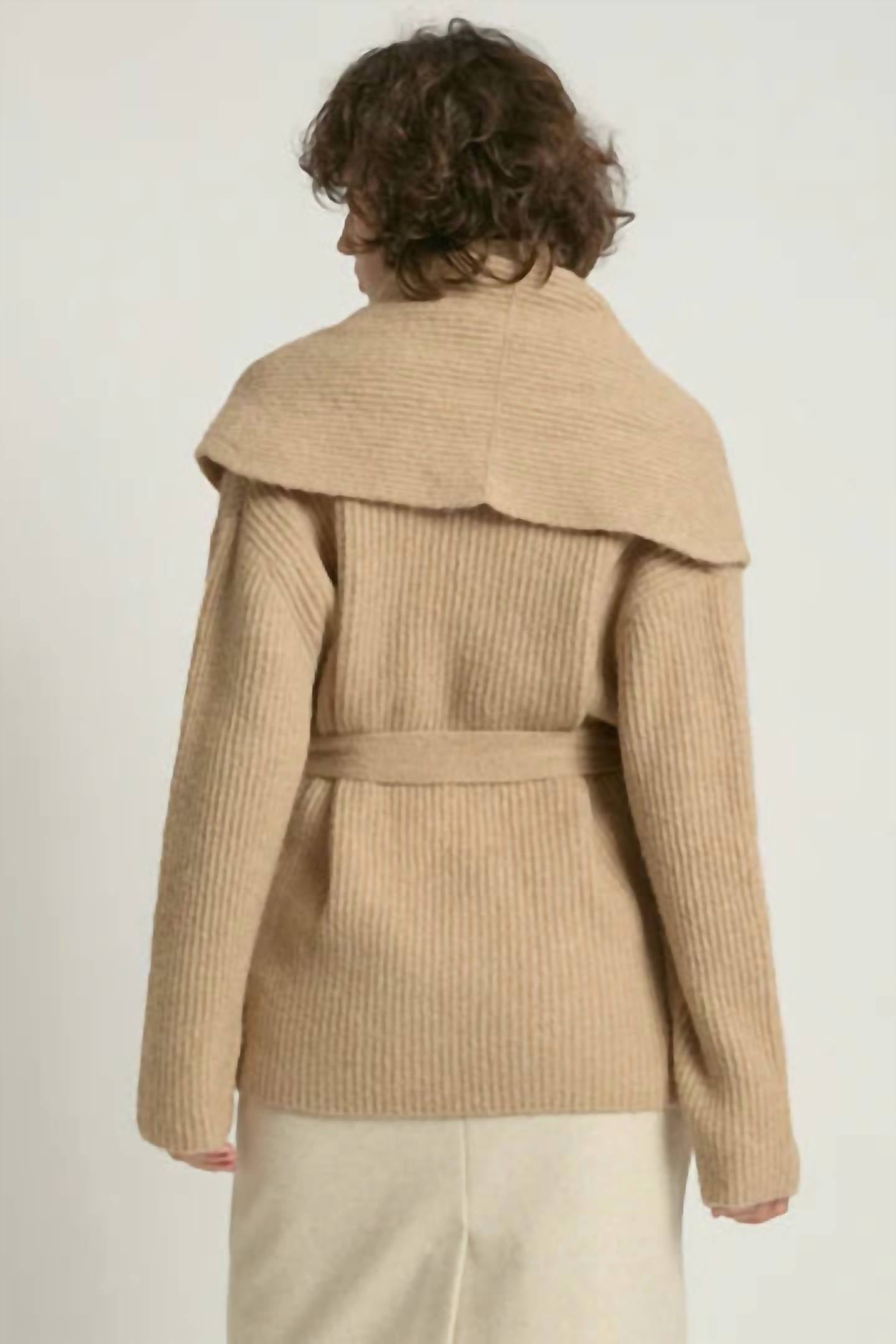 Schalkragen-Gürtelstrickjacke