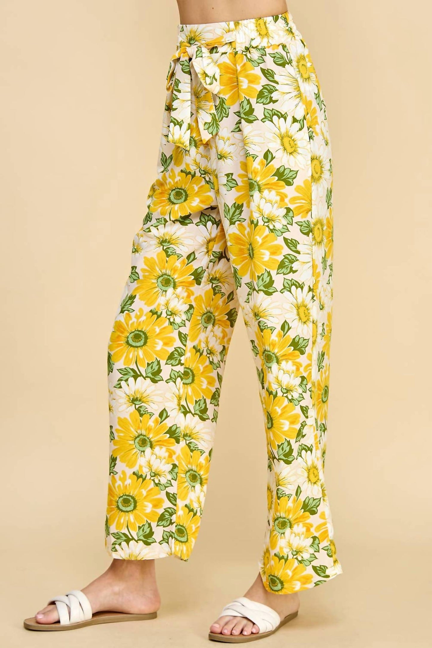 Hose mit Blumenmuster und Papiertütenbund