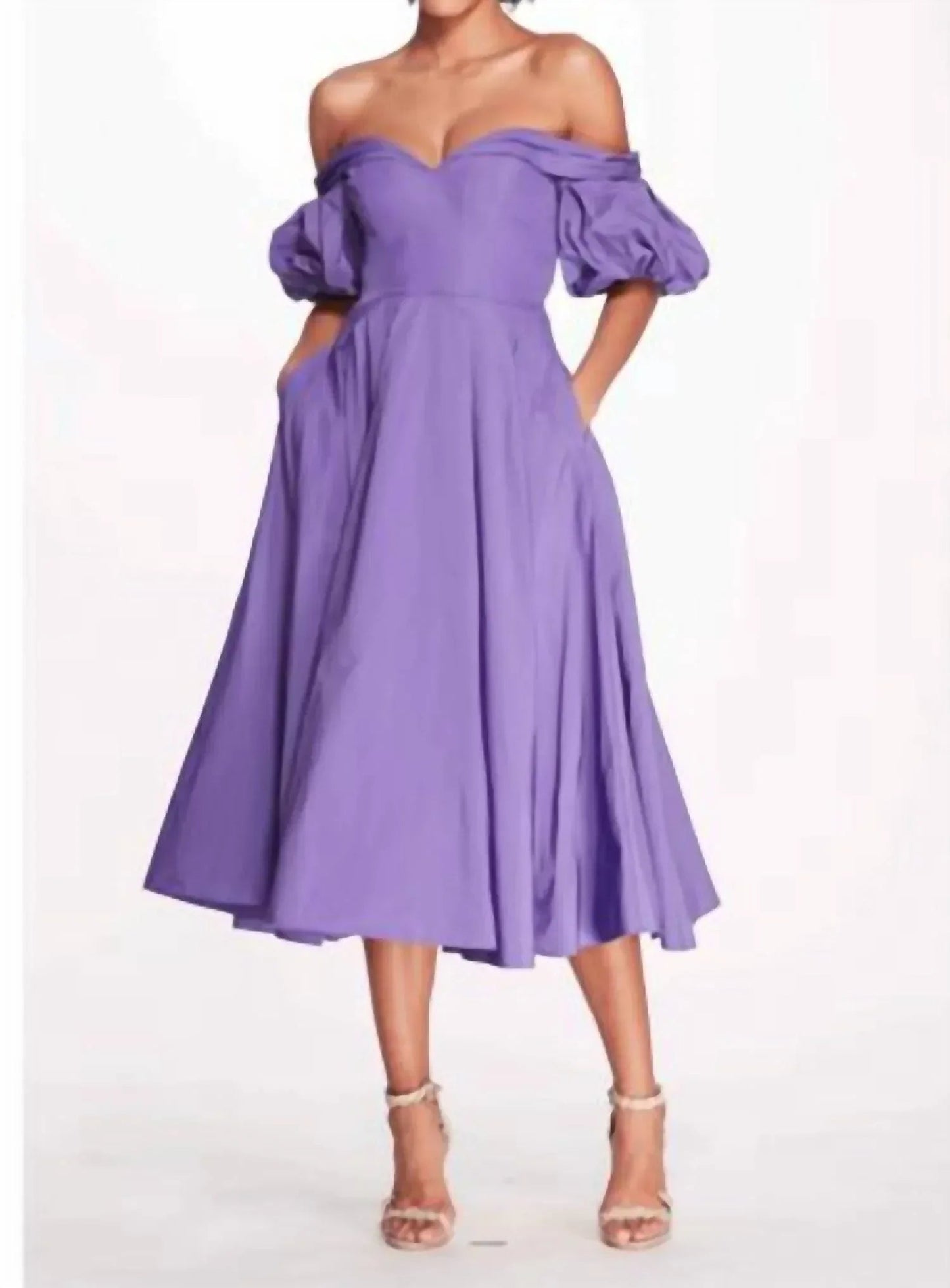 Plissiertes schulterfreies Midi-Kleid aus Taft