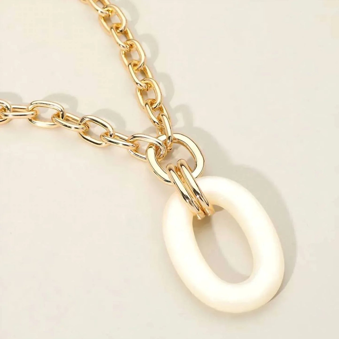 Damen-Halskette mit ovalem Ringanhänger aus Celeste-Zelluloid-Acetat