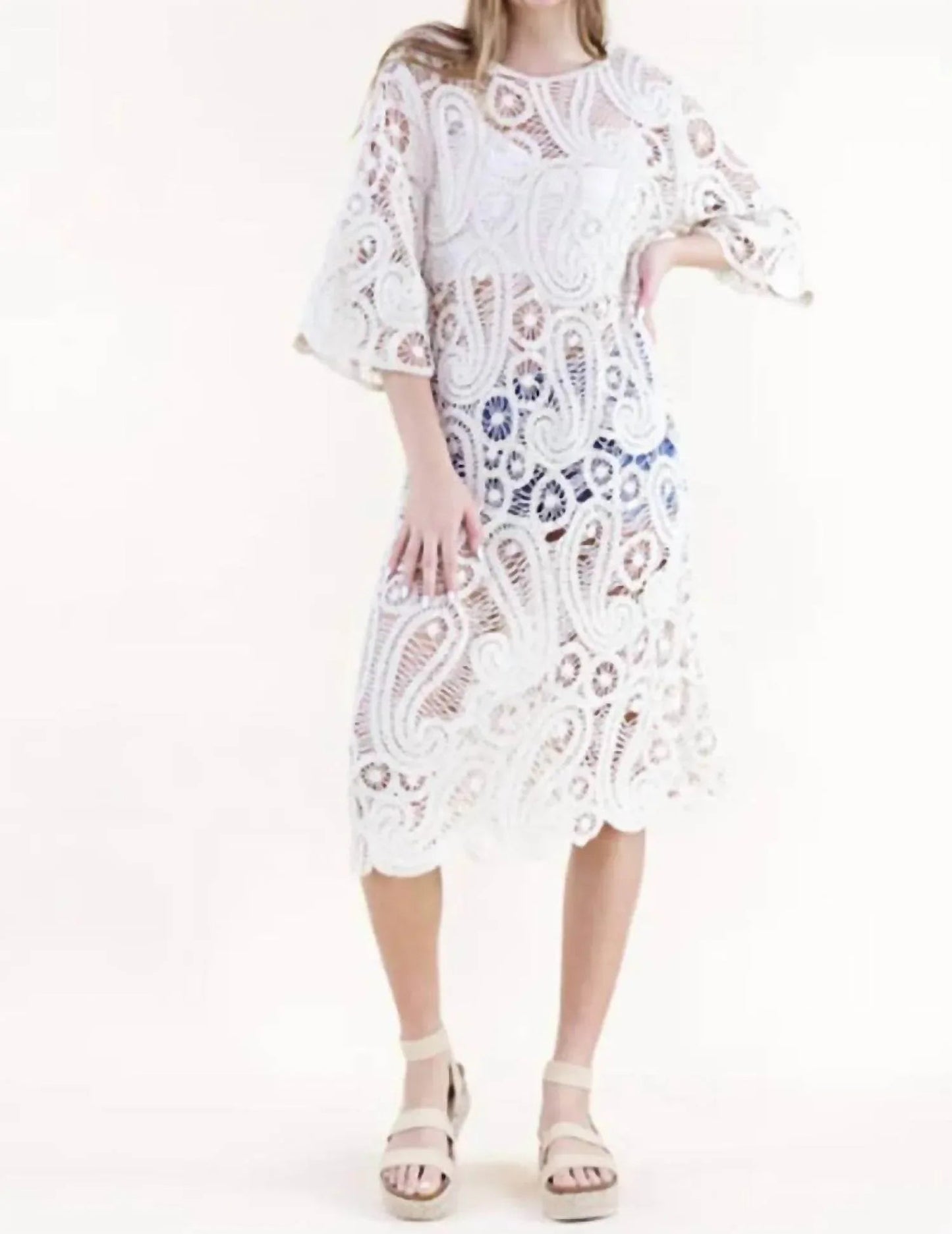 Midi-Boho-Kleid aus Baumwolle mit Paisley-Muster, Boot-Ausschnitt und Häkeldetails