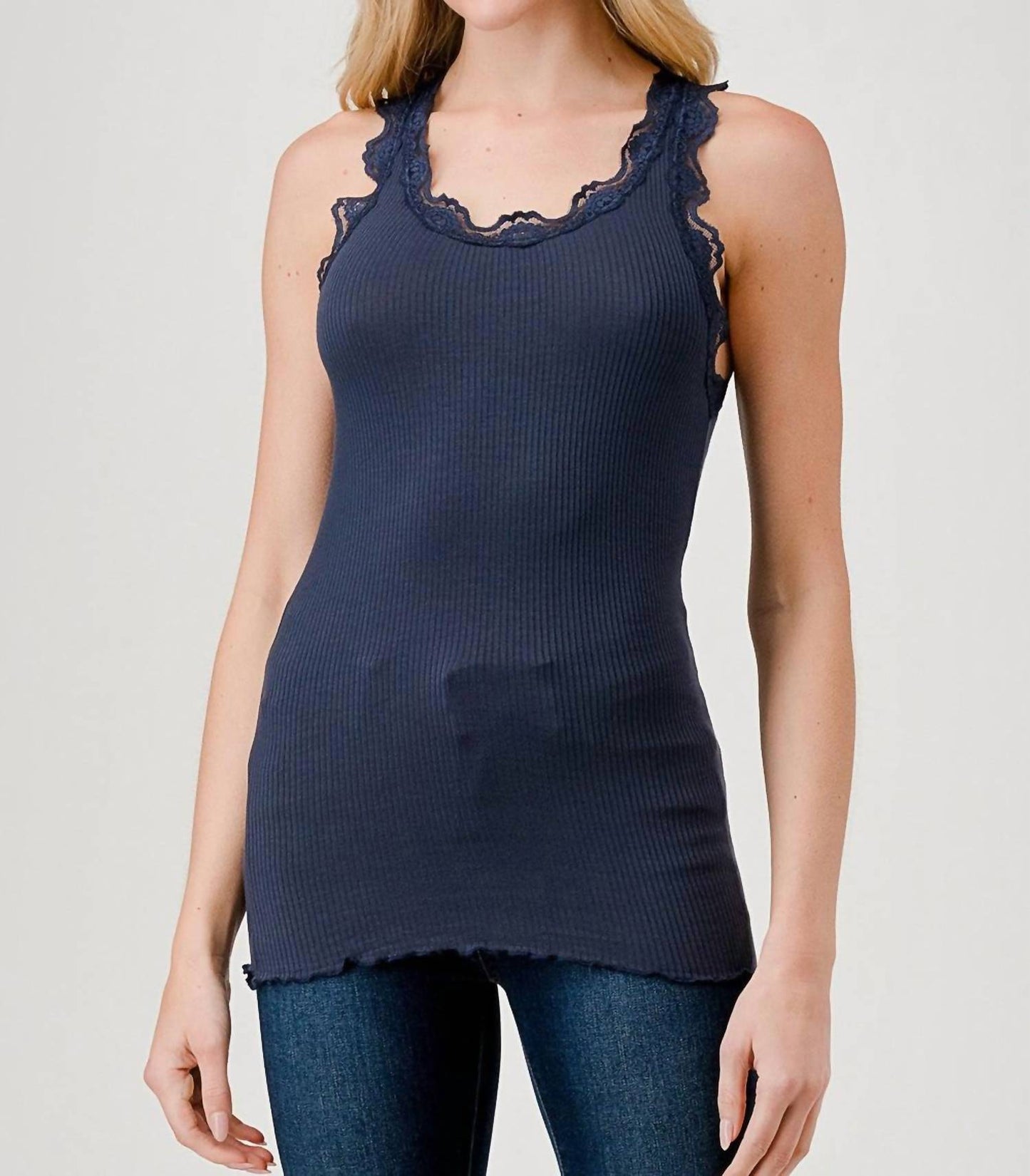 Geripptes Tanktop mit Spitzenbesatz