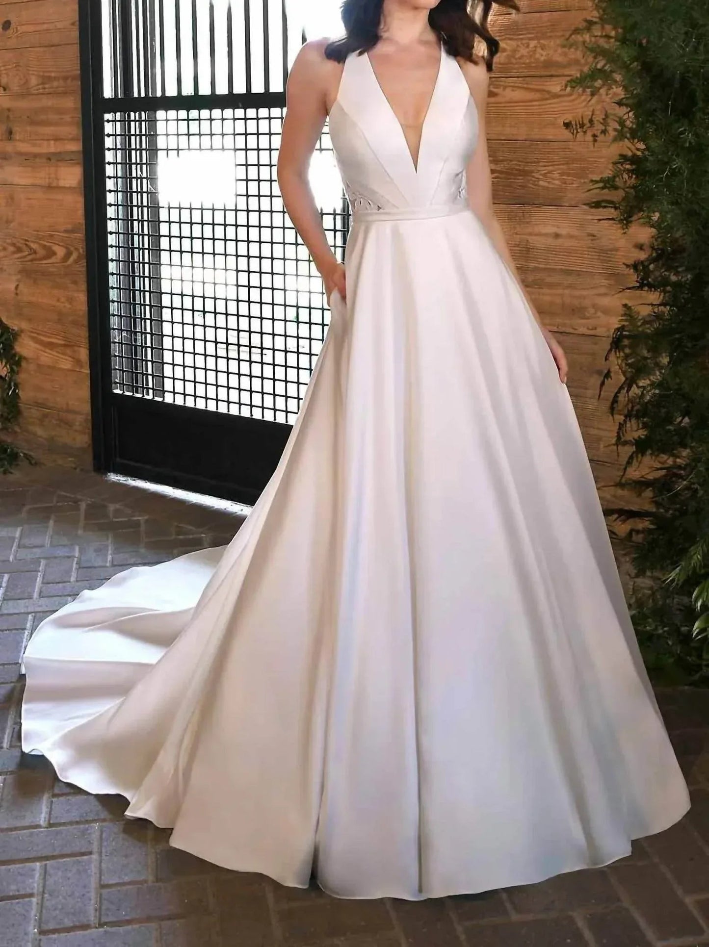 Klassisches Ballkleid mit V-Ausschnitt