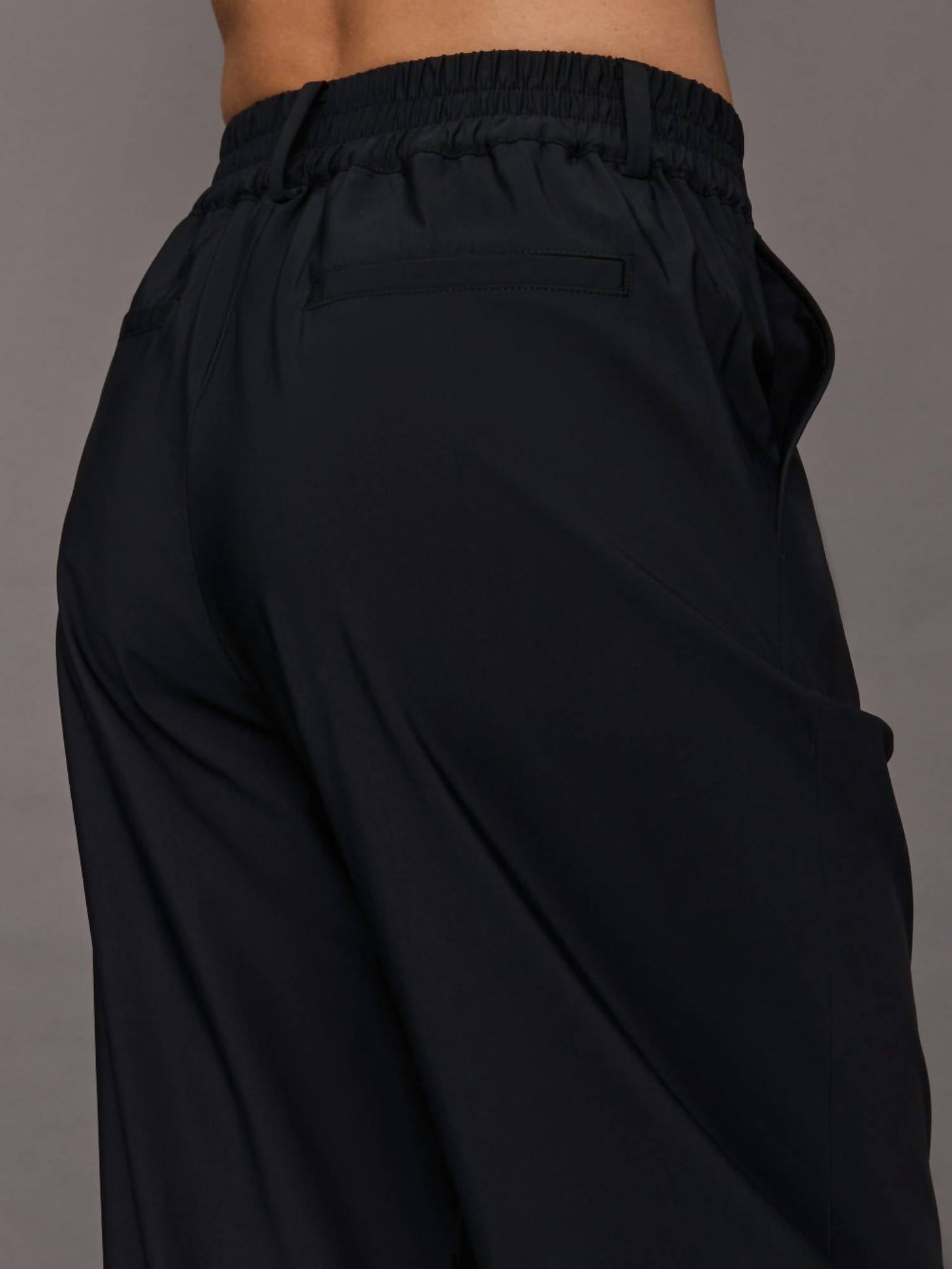 Stretchgewebte Hose mit weitem Bein und schmaler Passform