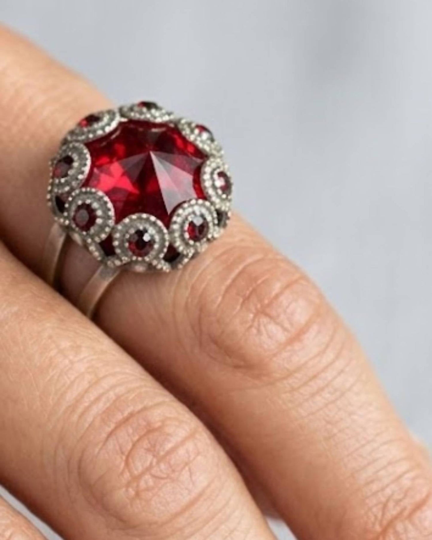 Dame in rotem Ring