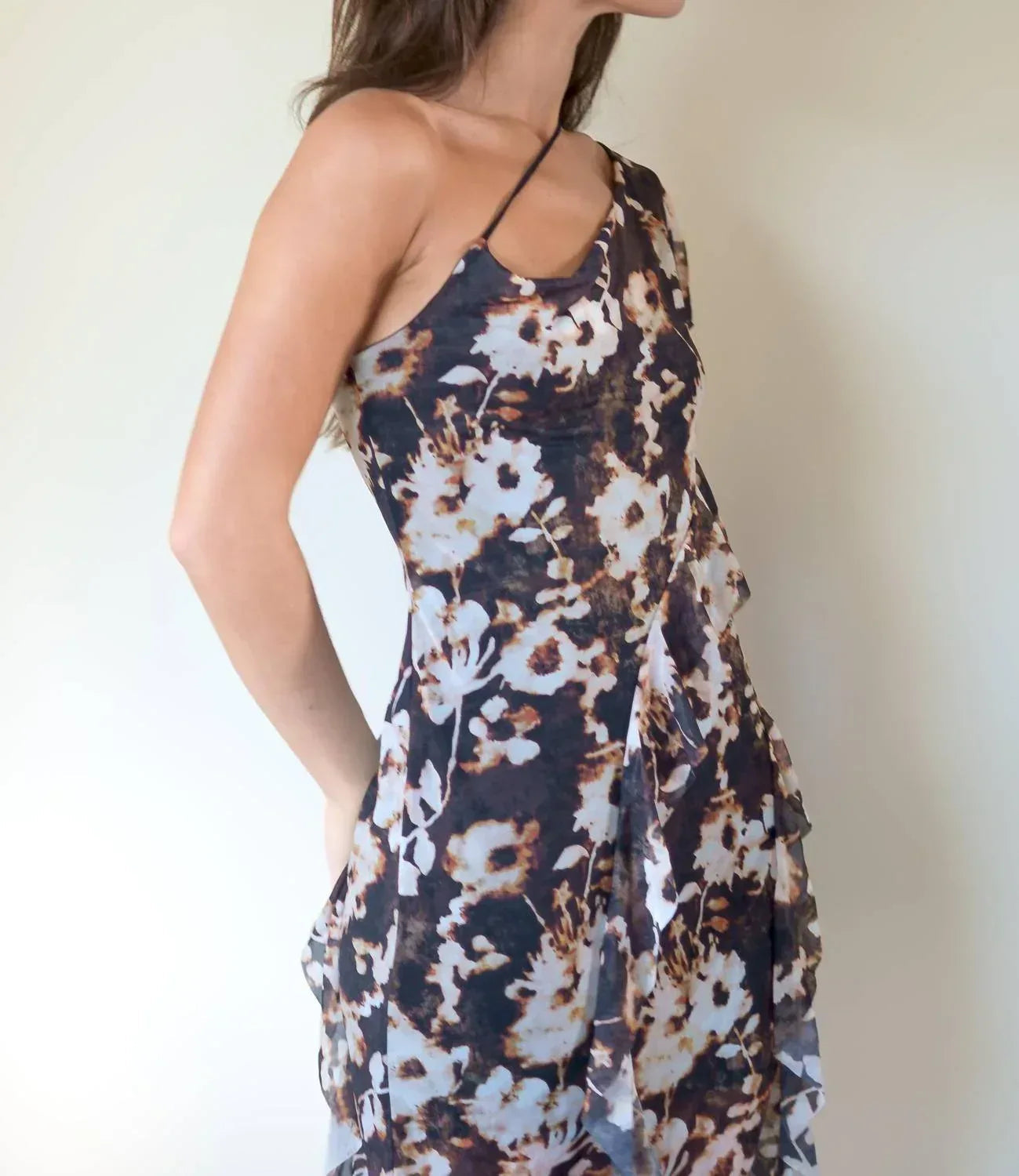 Wasserfall-Rüschen-asymmetrisches Kleid