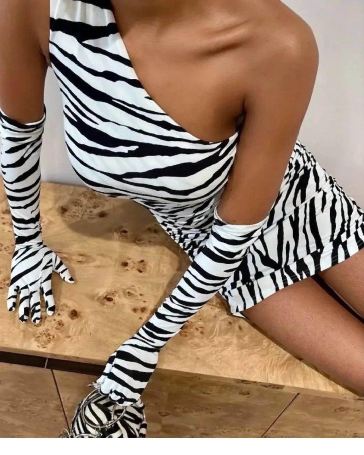 One-Shoulder-Kleid Mit Passenden Handschuhen