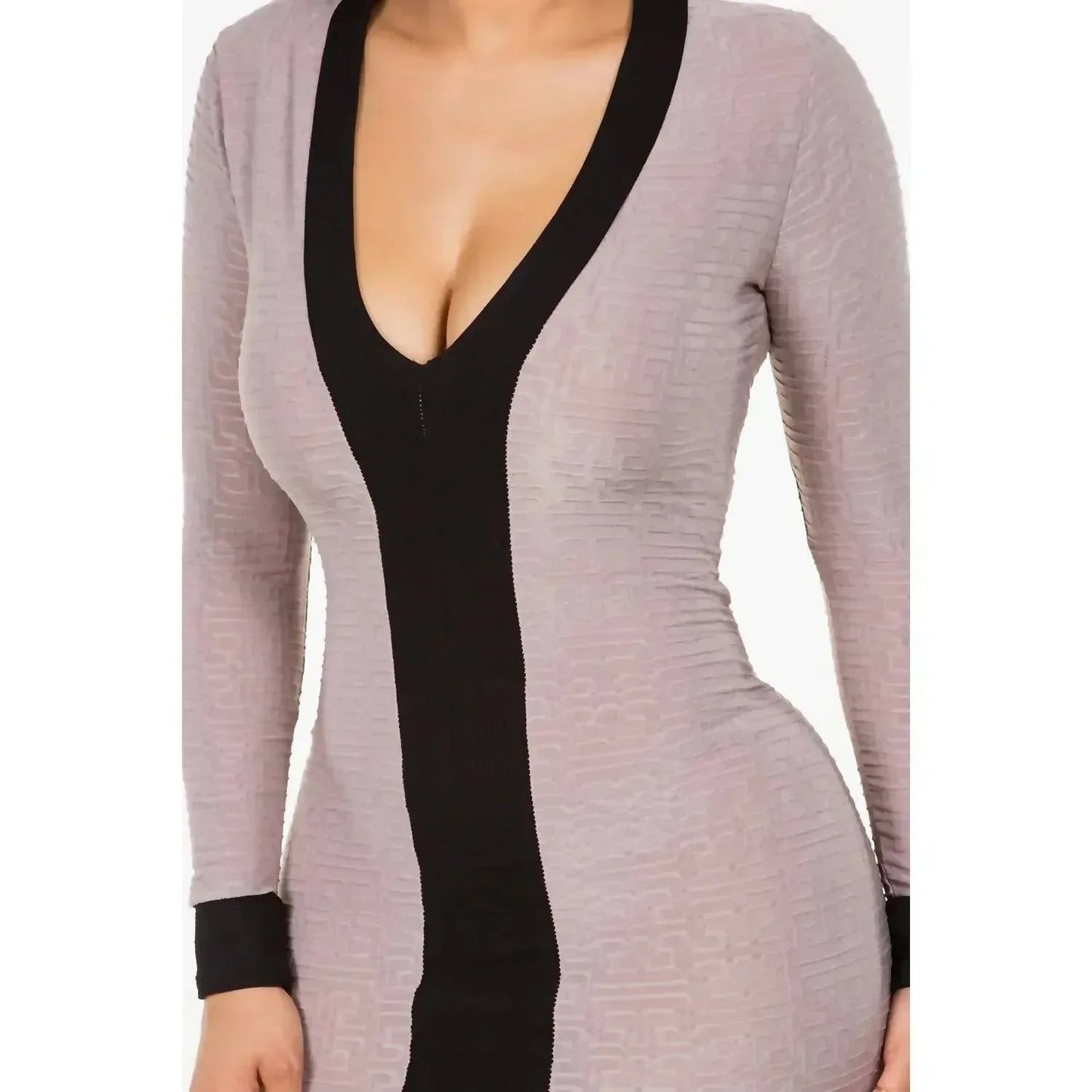 Geripptes Midikleid mit Kontrast-V-Ausschnitt